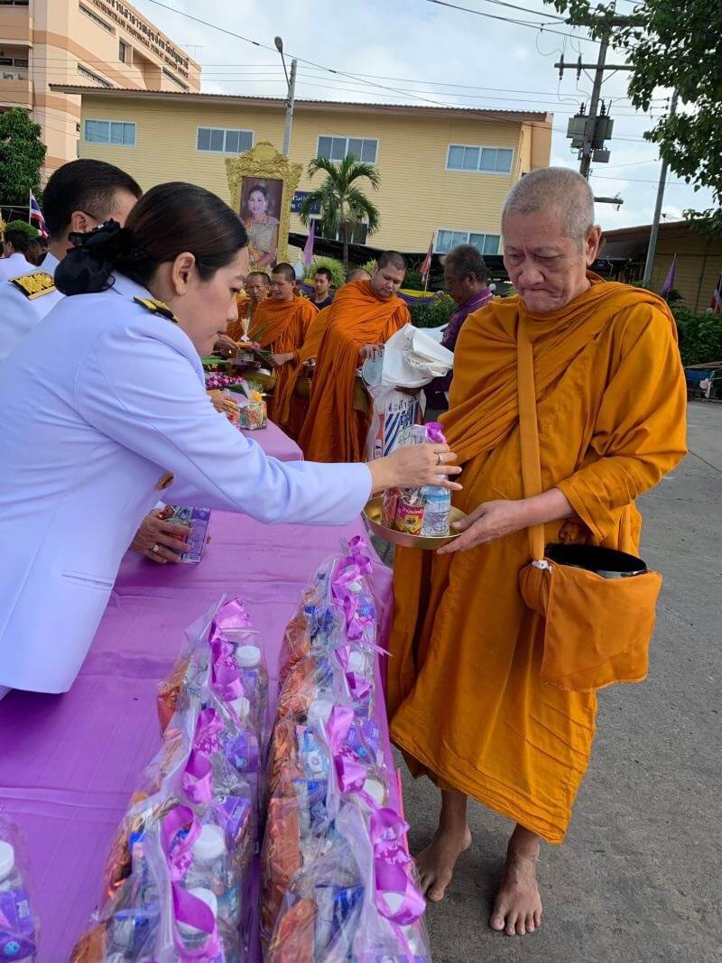 @ปทุมธานี “ผู้ว่าราชการจังหวัดปทุมธานี นำข้าราชการและประชาชน พิธีทำบุญตักบาตรถวายพระราชกุศล  และพิธีลงนามถวายพระพรชัยมงคล เนื่องในโอกาสเฉลิมพระชนมพรรษาสมเด็จพระนางเจ้าฯ พระบรมราชินี”