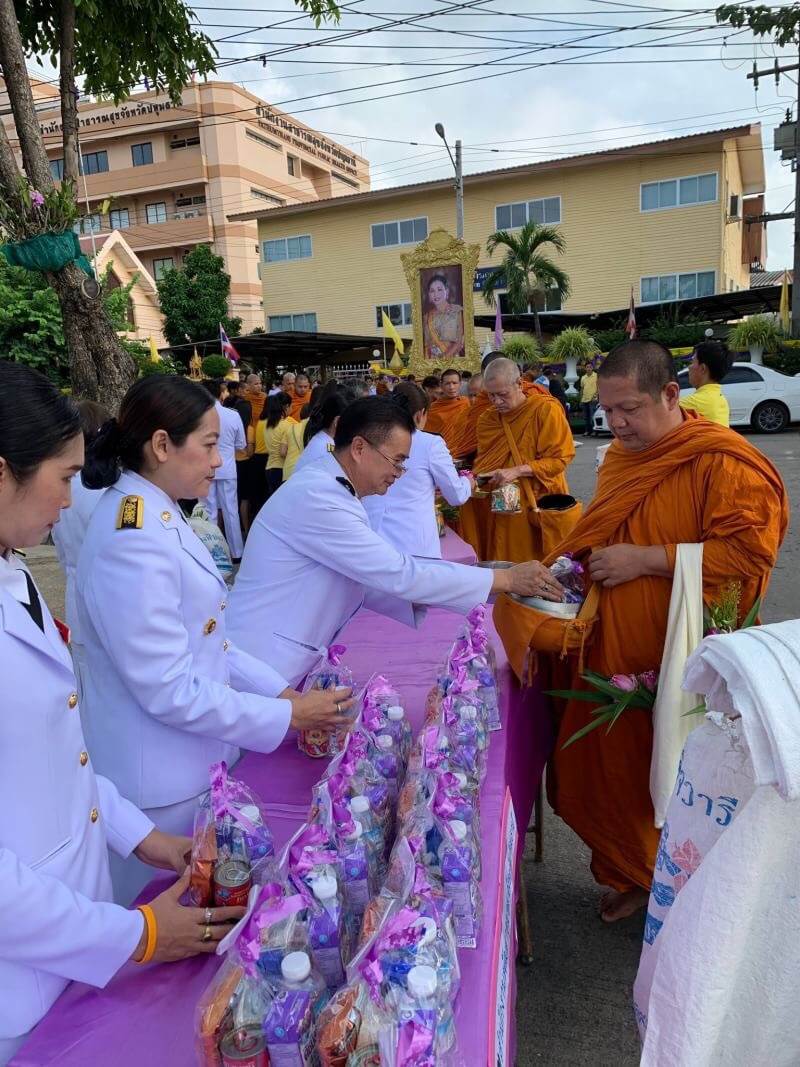 @ปทุมธานี “ผู้ว่าราชการจังหวัดปทุมธานี นำข้าราชการและประชาชน พิธีทำบุญตักบาตรถวายพระราชกุศล  และพิธีลงนามถวายพระพรชัยมงคล เนื่องในโอกาสเฉลิมพระชนมพรรษาสมเด็จพระนางเจ้าฯ พระบรมราชินี”