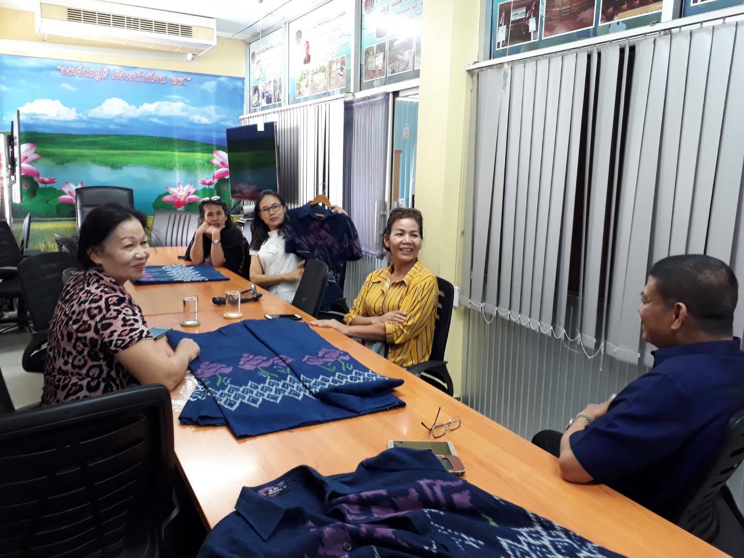 “@ปทุมธานี ถิ่นบัวหลวง”ประสานผู้ประกอบการ /กลุ่ม/องค์กร/เครือข่ายเข้าร่วมและจัดทำแค็ตตาล๊อกผ้าไทยในรูปแบบไฟล์ PDF ให้กรมฯเพื่อประชาสัมพันธ์โครงการ “สืบสาน อนุรักษ์ศิลป์ผ้าถิ่นไทย ดำรงไว้ในแผ่นดิน”
