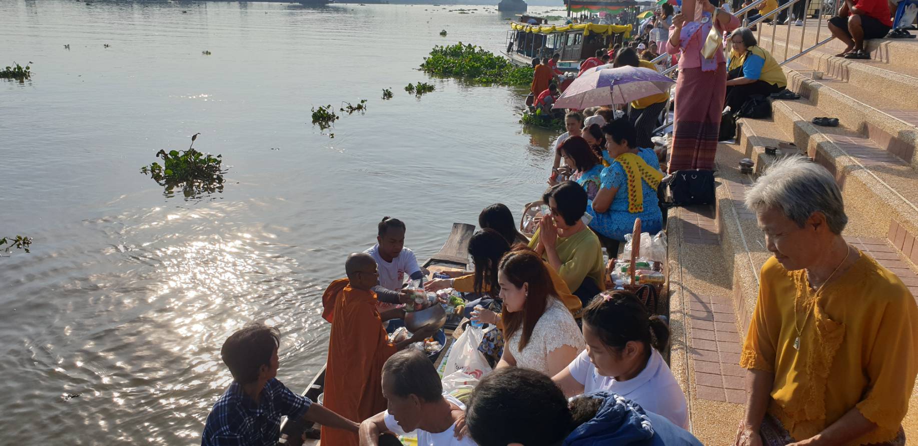 @ปทุมธานี ถิ่นบัวหลวง”ร่วมกิจกรรมสืบสานประเพณีตักบาตรพระร้อย(ทางเรือ) จ.ปทุมธานี ประจำปี ๒๕๖๒”