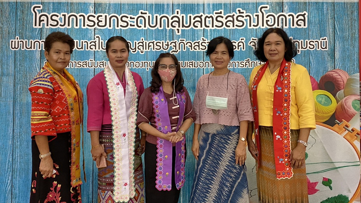 @ปทุมธานี ถิ่นบัวหลวง “พช.ปทุมธานี เปิดโครงการยกระดับกลุ่มสตรีสร้างโอกาสผ่านการพัฒนาสไบมอญสู่เศรษฐกิจสร้างสรรค์ จังหวัดปทุมธานี”