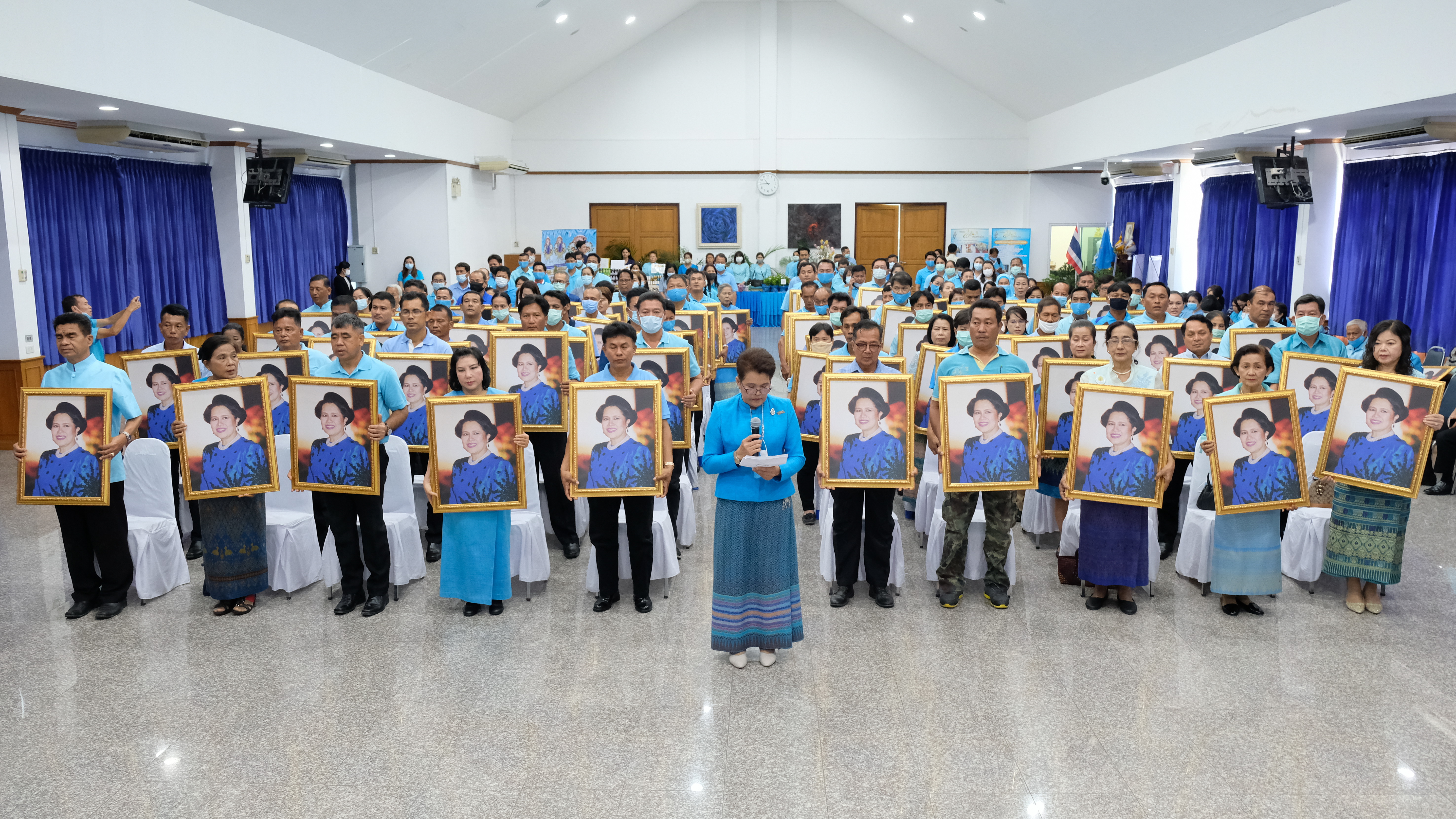 @ปทุมธานี ถิ่นบัวหลวง “พช.ปทุมธานี จัดพิธีมอบพระฉายาลักษณ์ สมเด็จพระนางเจ้าสิริกิติ์ พระบรมราชินีนาถ พระบรมราชชนนีพันปีหลวง แก่กองทุนแม่ของแผ่นดิน จำนวน ๗๘ กองทุน”