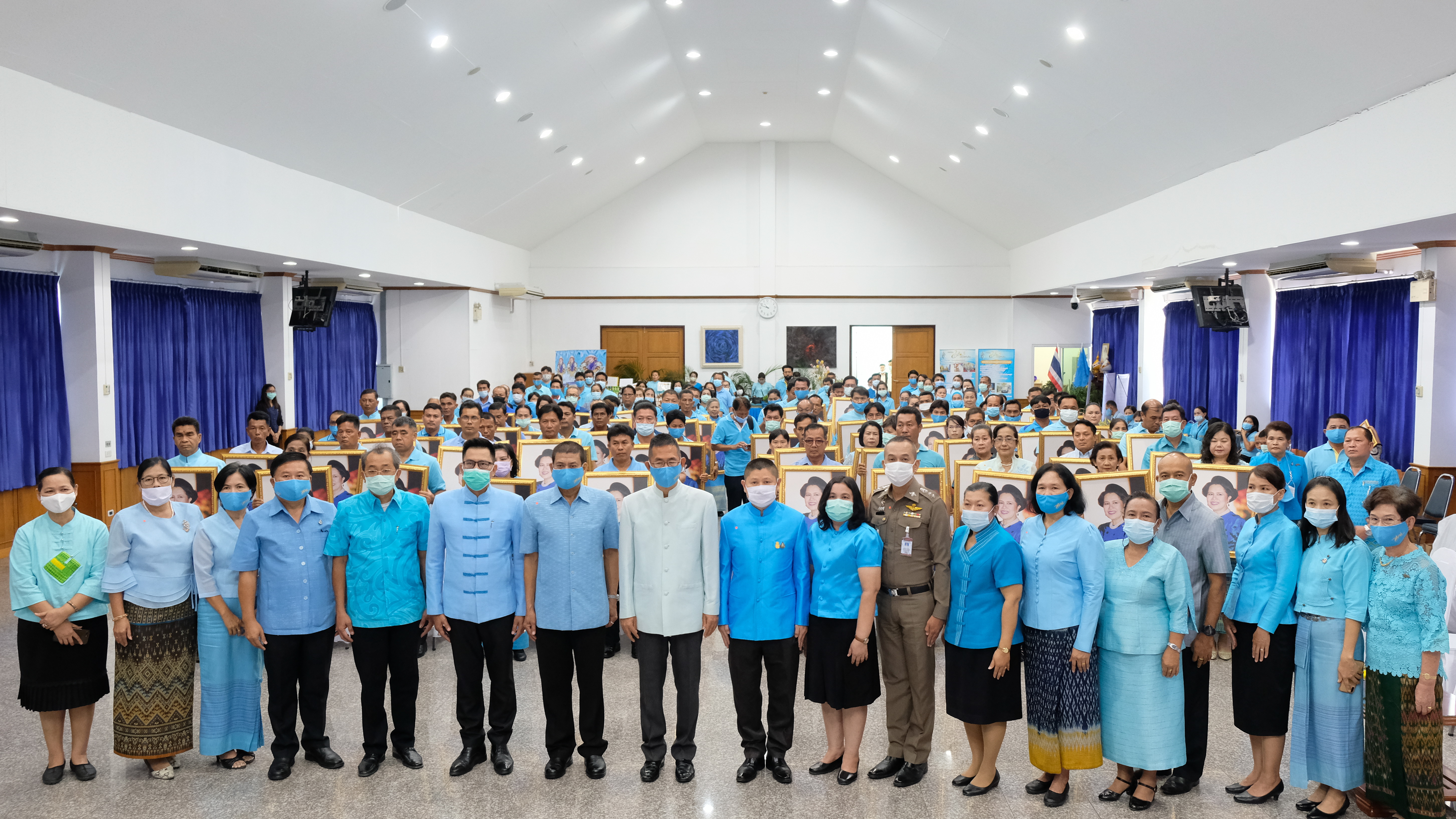 @ปทุมธานี ถิ่นบัวหลวง “พช.ปทุมธานี จัดพิธีมอบพระฉายาลักษณ์ สมเด็จพระนางเจ้าสิริกิติ์ พระบรมราชินีนาถ พระบรมราชชนนีพันปีหลวง แก่กองทุนแม่ของแผ่นดิน จำนวน ๗๘ กองทุน”