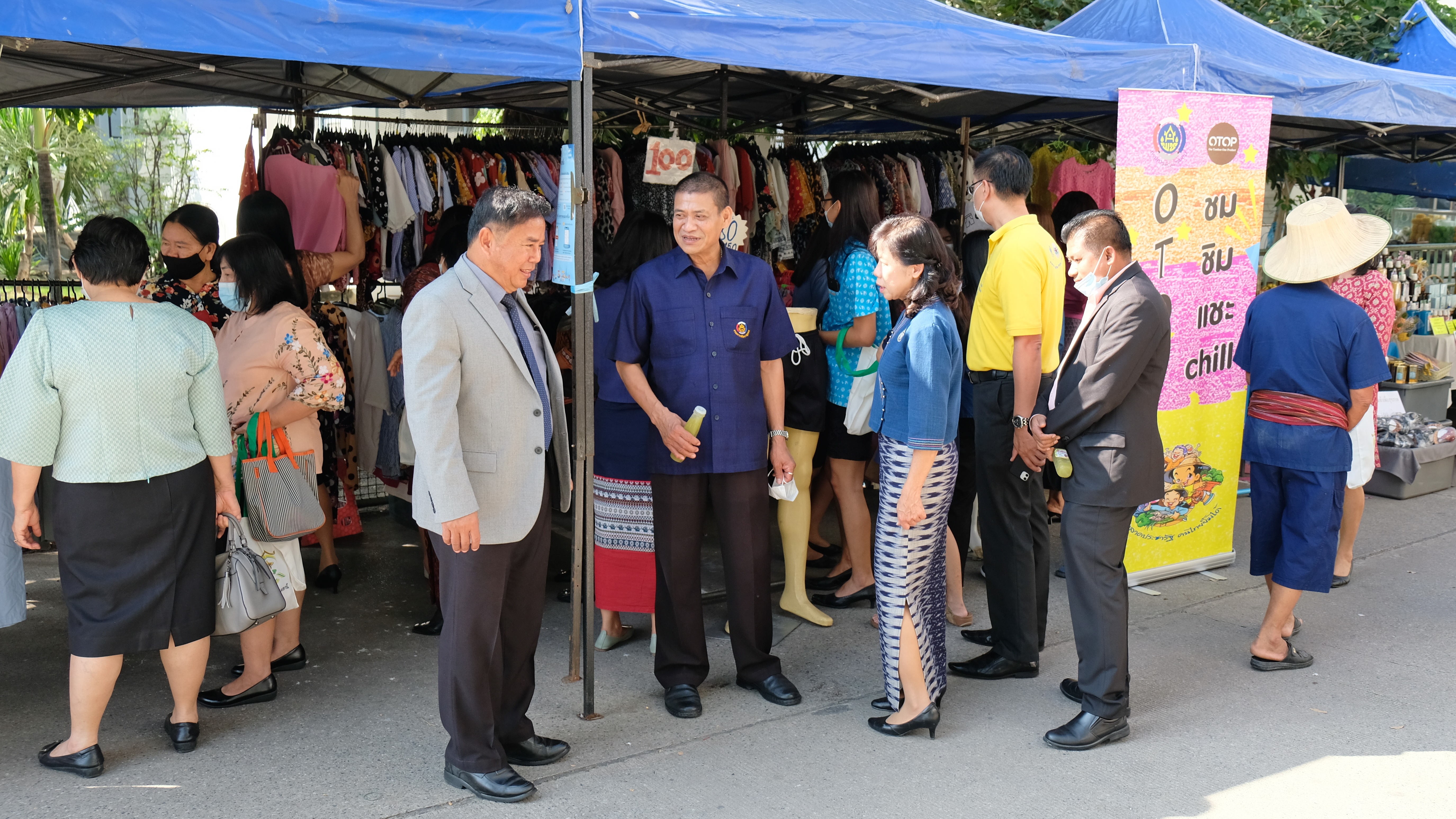 @ปทุมธานี ถิ่นบัวหลวง “พช.ปทุมธานี นำร้านค้าตลาดประชารัฐคนไทยยิ้มได้ ร่วมงาน Pathumthani Farmer Market”