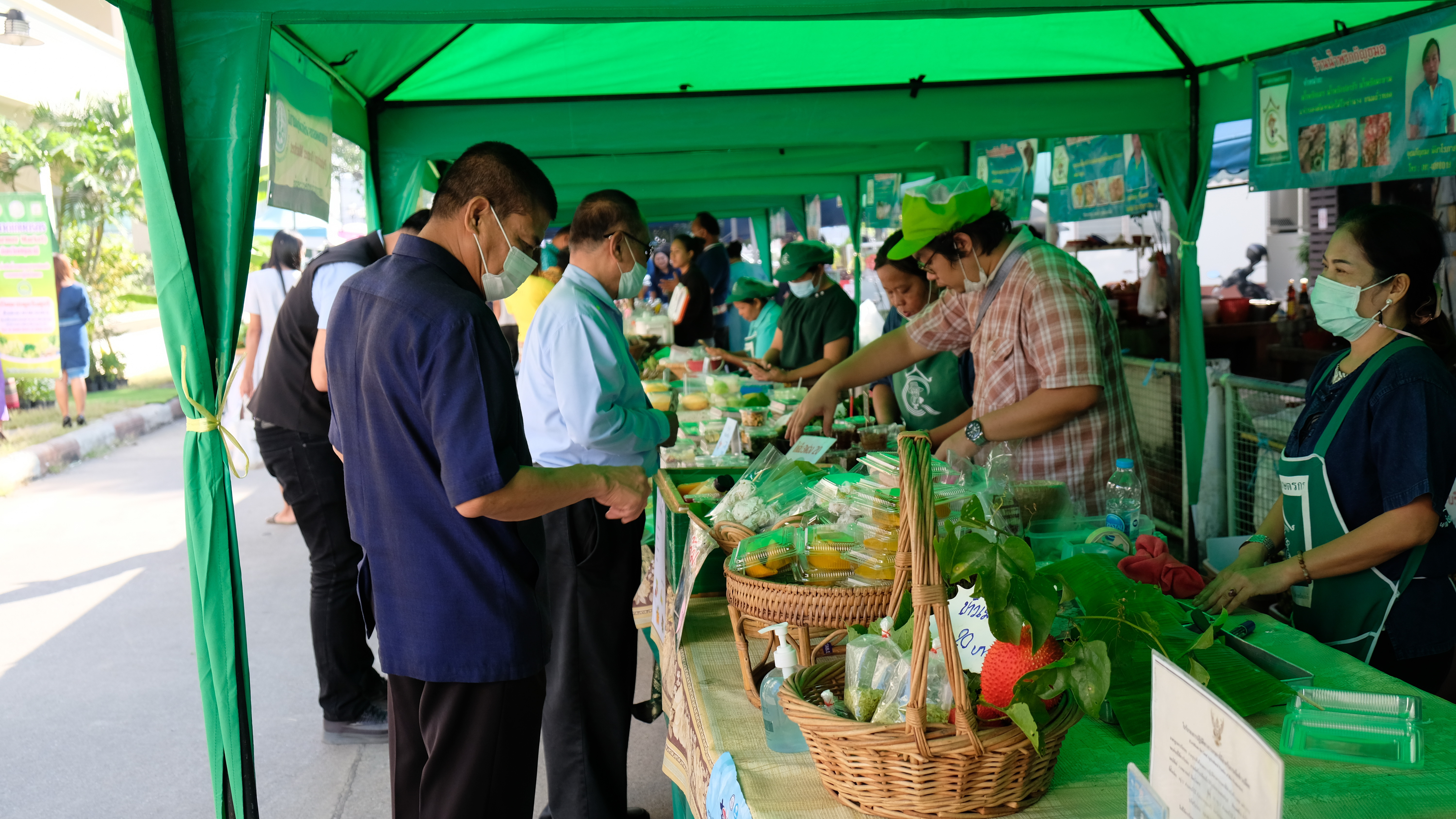 @ปทุมธานี ถิ่นบัวหลวง “พช.ปทุมธานี นำร้านค้าตลาดประชารัฐคนไทยยิ้มได้ ร่วมงาน Pathumthani Farmer Market”