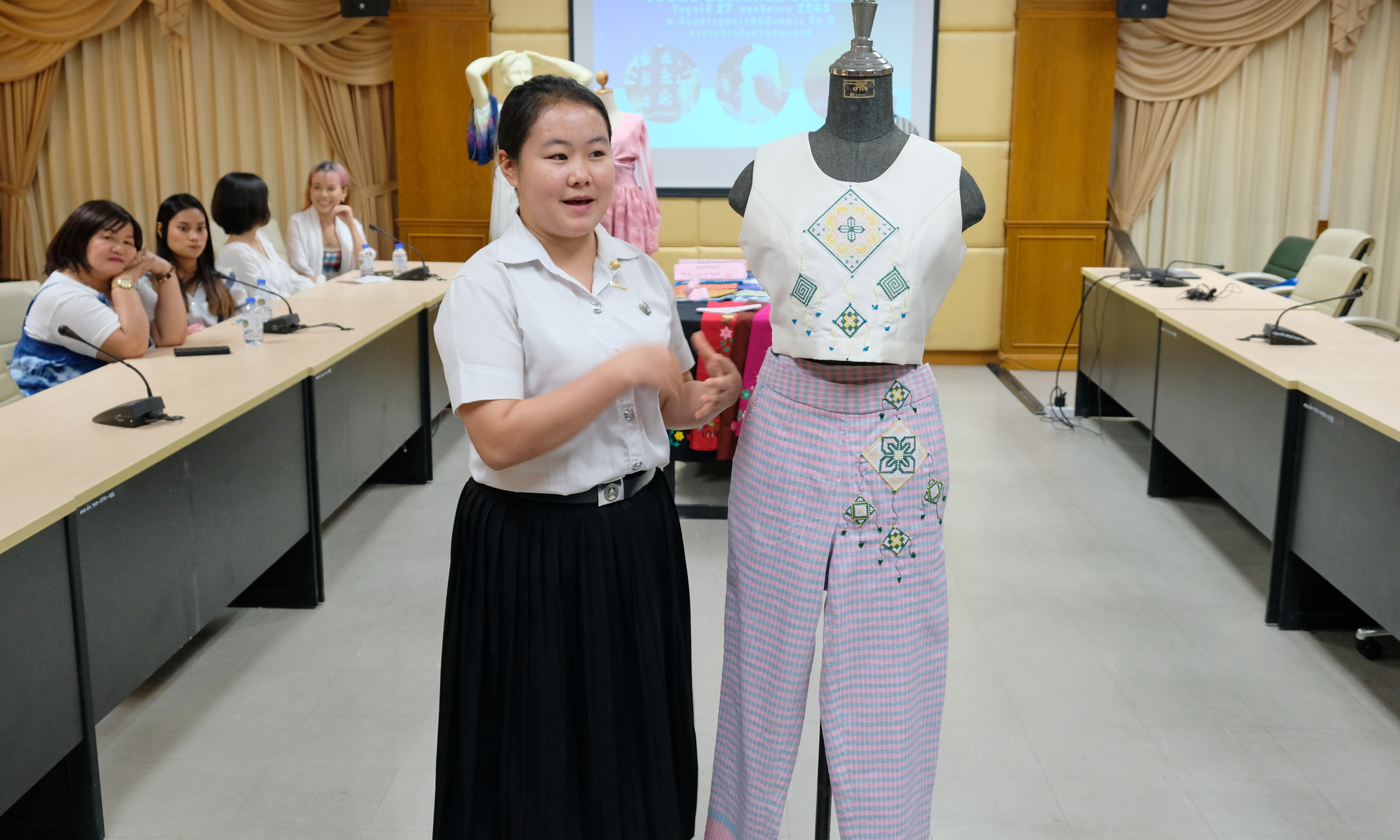 @ปทุมธานี ถิ่นบัวหลวง “พช.ปทุมธานี ประชุมคณะกรรมการตัดสินการประกวดนักออกแบบรุ่นใหม่ (Young Designer)”