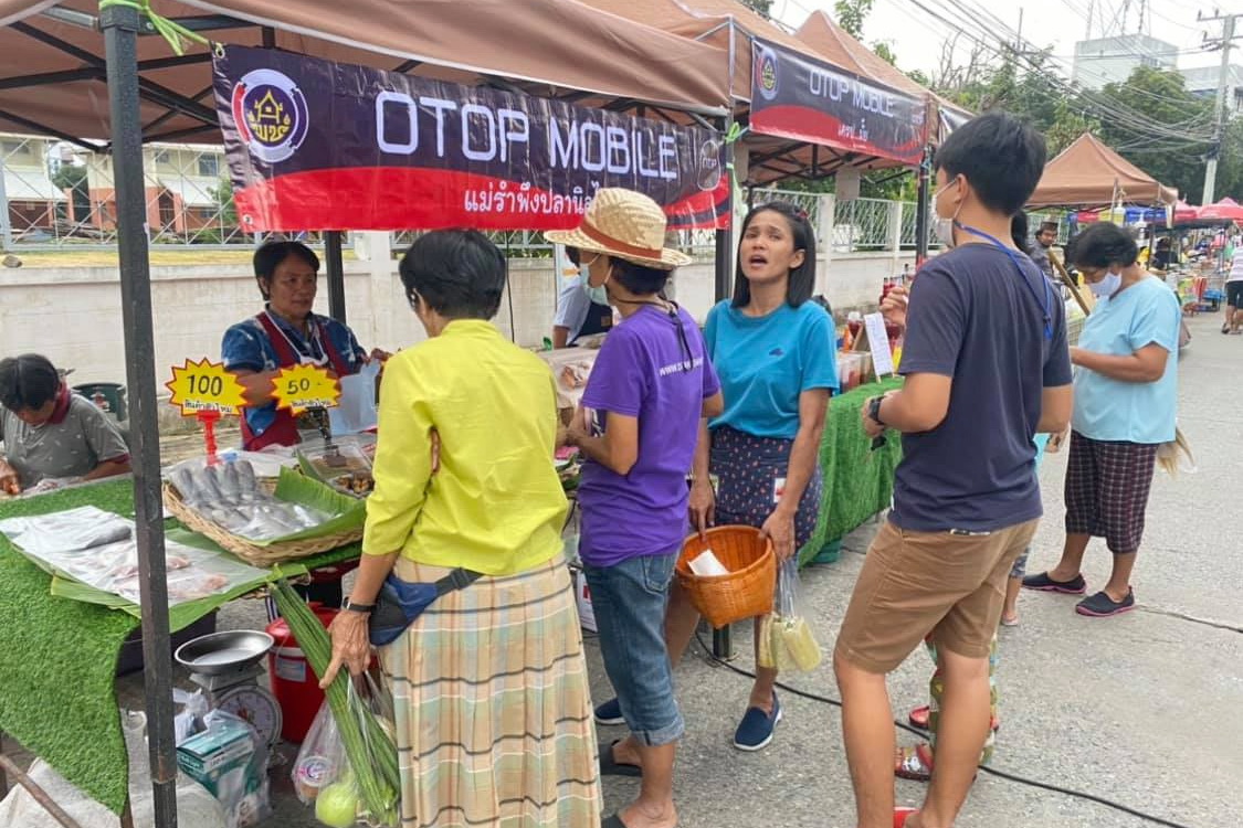 @ปทุมธานี ถิ่นบัวหลวง “พช.ปทุมธานี เยี่ยมชมและให้กำลังใจผู้ประกอบการร้านค้า งาน เดิน กิน ชิม เที่ยว ถนนคนเดินจตุรัส ปทุมธานี ๒๕๖๓”