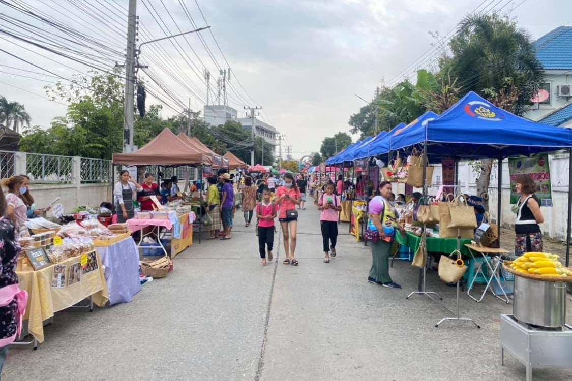 @ปทุมธานี ถิ่นบัวหลวง “พช.ปทุมธานี เยี่ยมชมและให้กำลังใจผู้ประกอบการร้านค้า งาน เดิน กิน ชิม เที่ยว ถนนคนเดินจตุรัส ปทุมธานี ๒๕๖๓”