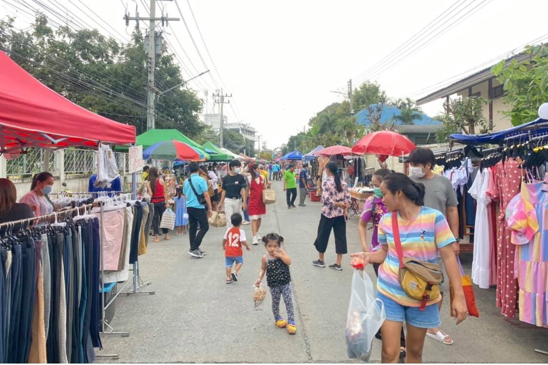 @ปทุมธานี ถิ่นบัวหลวง “พช.ปทุมธานี เยี่ยมชมและให้กำลังใจผู้ประกอบการร้านค้า งาน เดิน กิน ชิม เที่ยว ถนนคนเดินจตุรัส ปทุมธานี ๒๕๖๓”