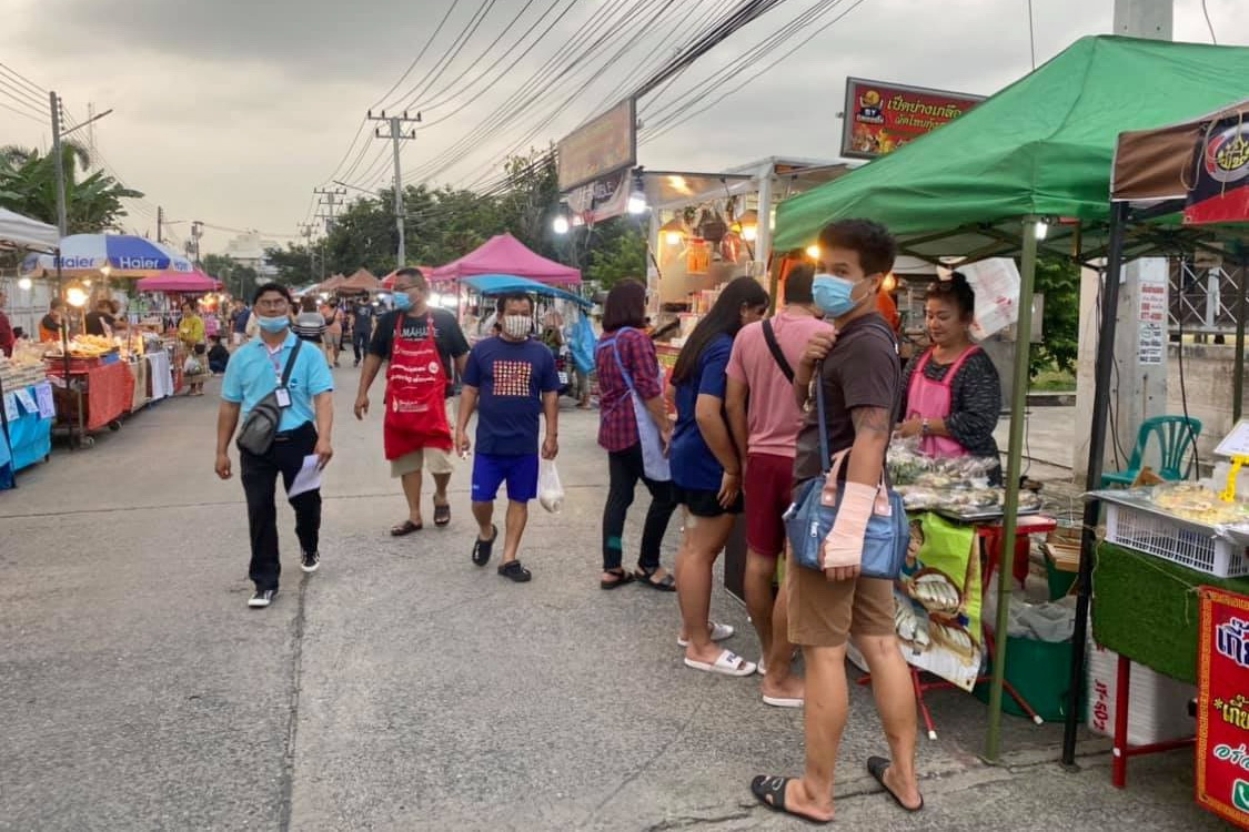 @ปทุมธานี ถิ่นบัวหลวง “พช.ปทุมธานี เยี่ยมชมและให้กำลังใจผู้ประกอบการร้านค้า งาน เดิน กิน ชิม เที่ยว ถนนคนเดินจตุรัส ปทุมธานี ๒๕๖๓”