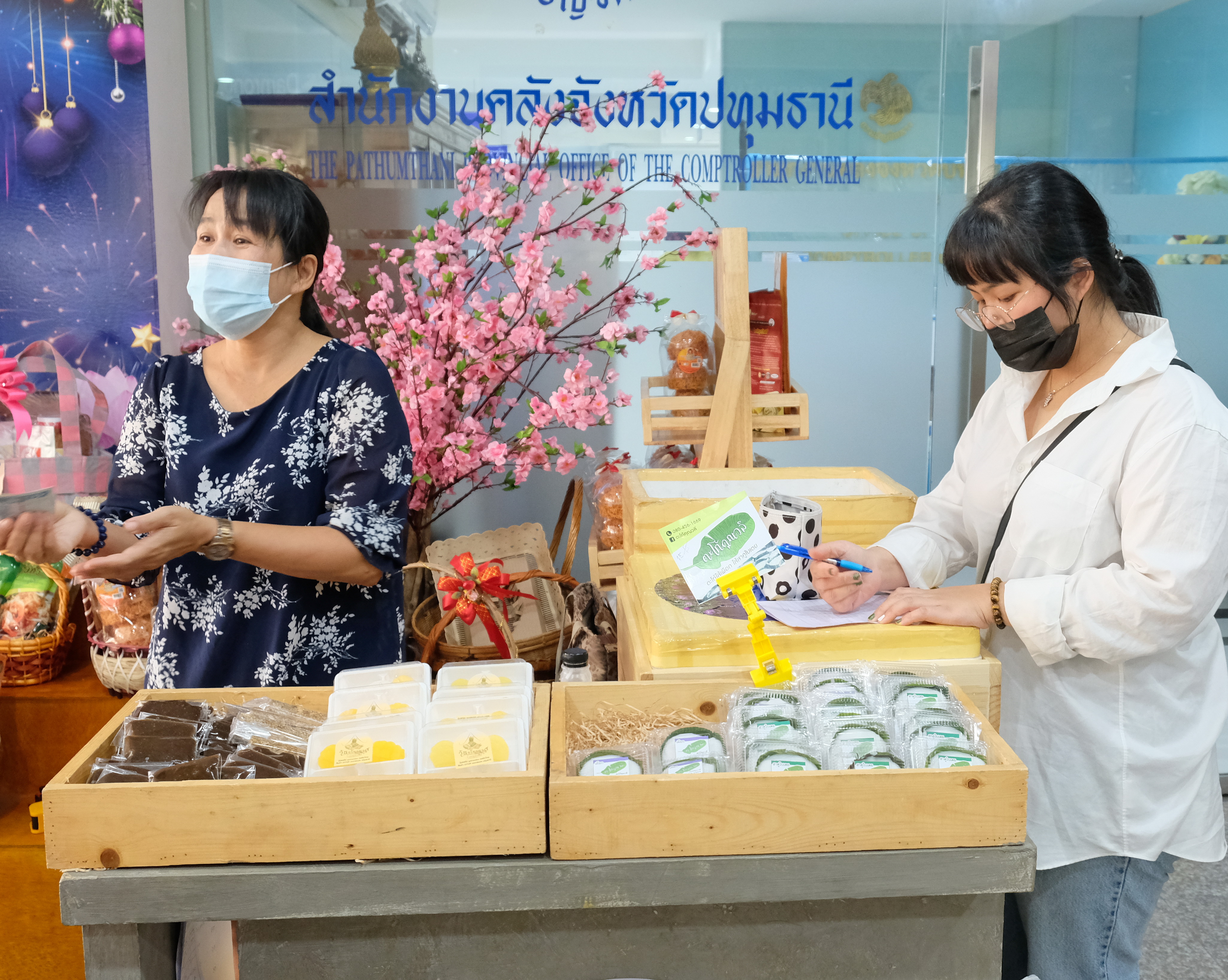 @ปทุมธานี ถิ่นบัวหลวง “พช.ปทุมธานี จัดบูธจำหน่ายผลิตภัณฑ์ OTOP เป็นของขวัญ ของฝากช่วงเทศกาลปีใหม่”