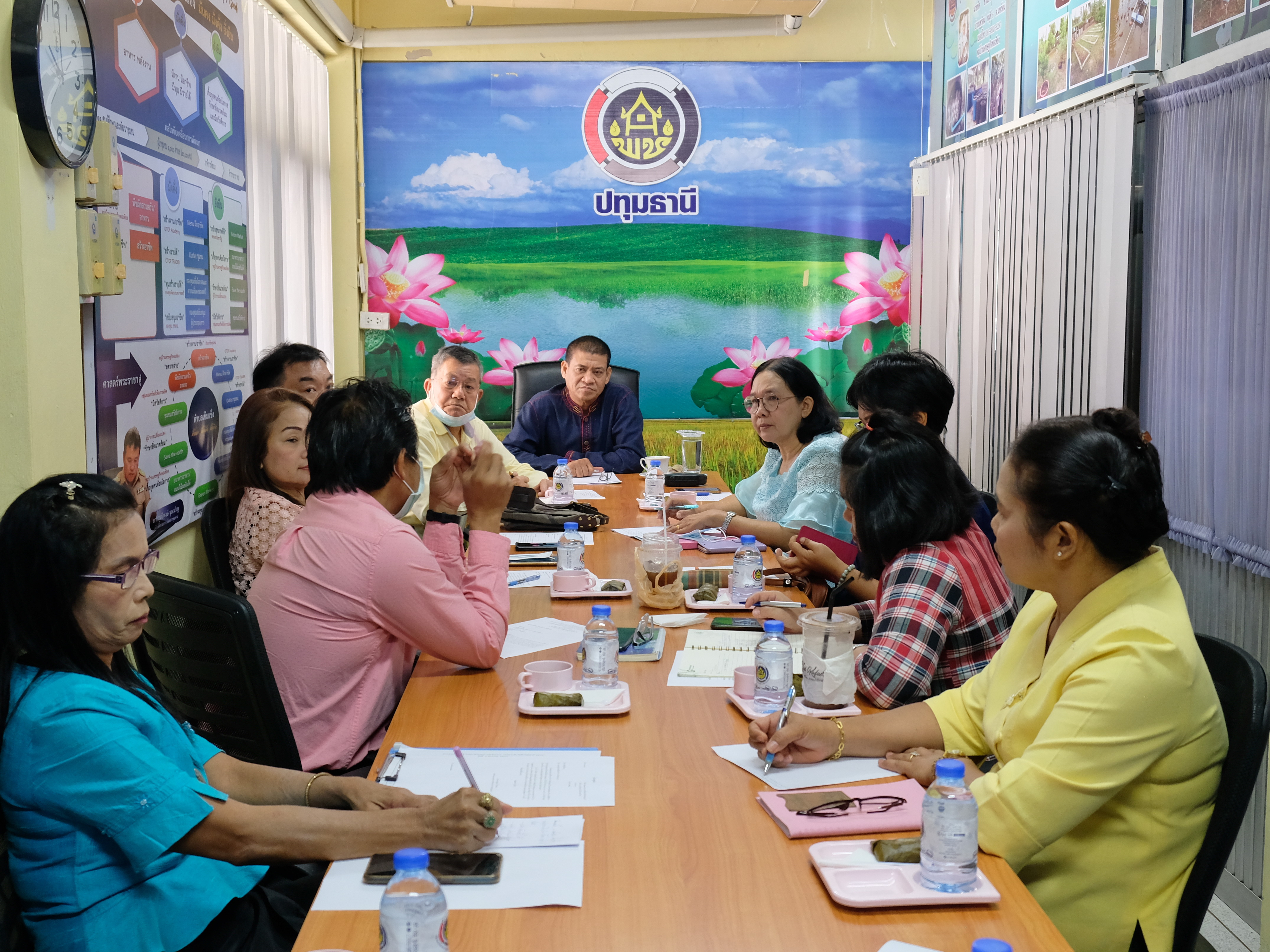 @ปทุมธานี ถิ่นบัวหลวง “พช.ปทุมธานีประชุมคณะกรรมการและคณะทำงานจัดกิจกรรมเพื่อส่งเสริมการท่องเที่ยวและกระตุ้นเศรษฐกิจตามนโยบายของนายกรัฐมนตรี”