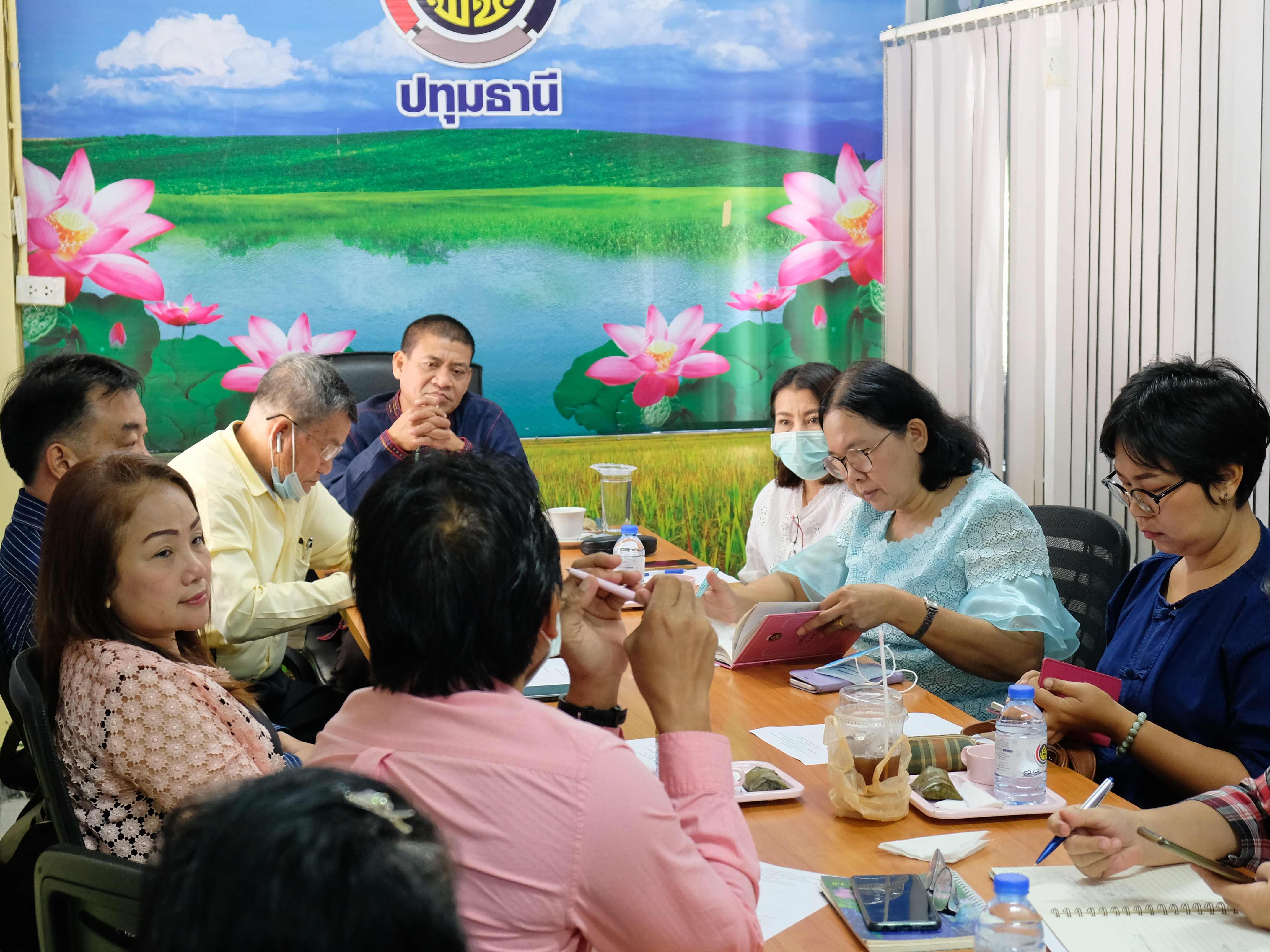 @ปทุมธานี ถิ่นบัวหลวง “พช.ปทุมธานีประชุมคณะกรรมการและคณะทำงานจัดกิจกรรมเพื่อส่งเสริมการท่องเที่ยวและกระตุ้นเศรษฐกิจตามนโยบายของนายกรัฐมนตรี”