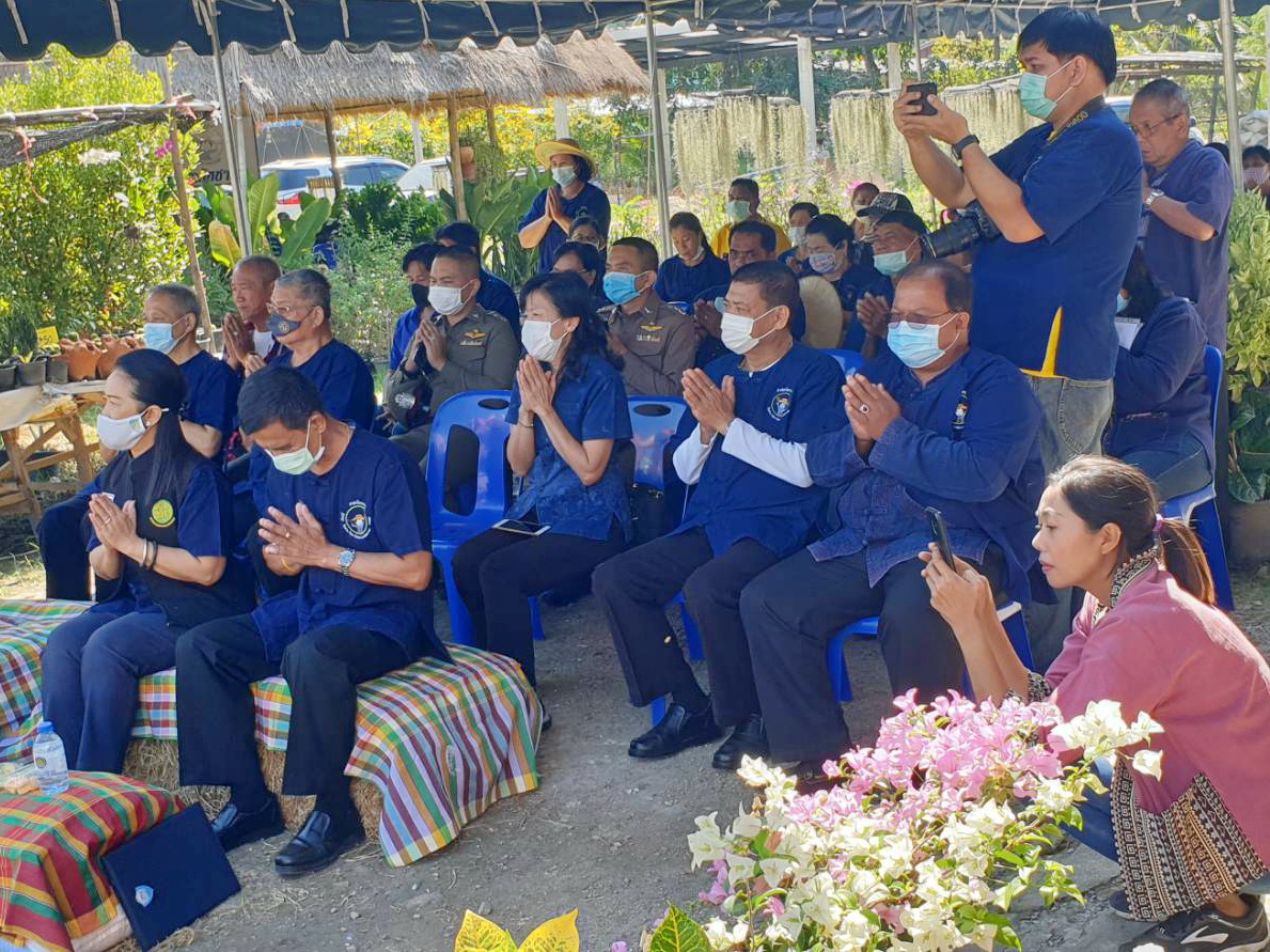 @ปทุมธานี ถิ่นบัวหลวง “พช.ปทุมธานี ร่วมกิจกรรม หว่านวันแม่ เกี่ยววันพ่อ “โครงการเรียนรู้วิถีชาวนา พบความสุข ตามแนวทางศาสตร์พระราชา” ปีที่ ๔/๒๕๖๓”