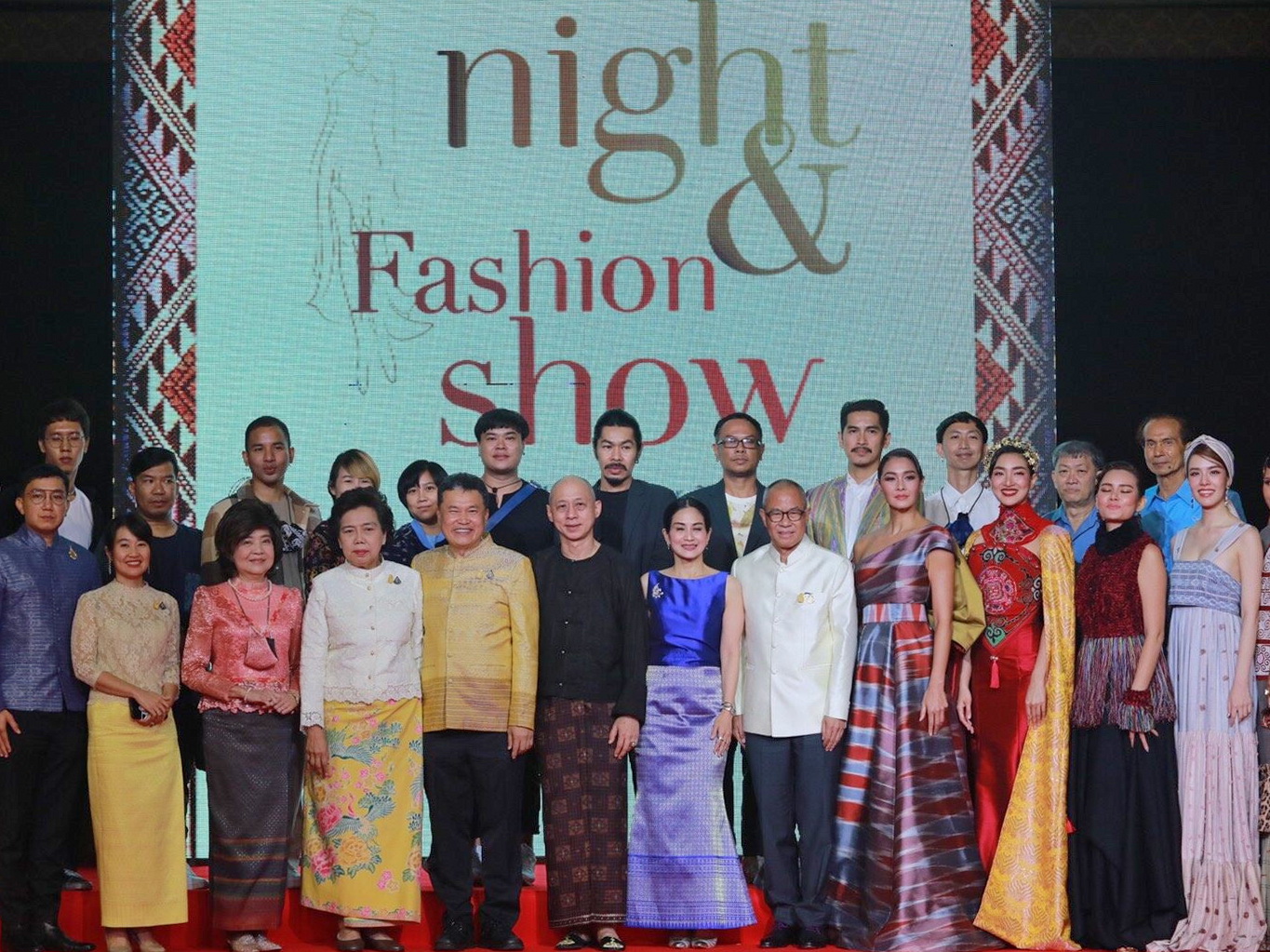 @ปทุมธานี ถิ่นบัวหลวง “พช.ปทุมธานี ร่วมพิธีเปิดงานกาล่าไนท์ สืบสานภูมิปัญญา OTOP ผ้าไทย”