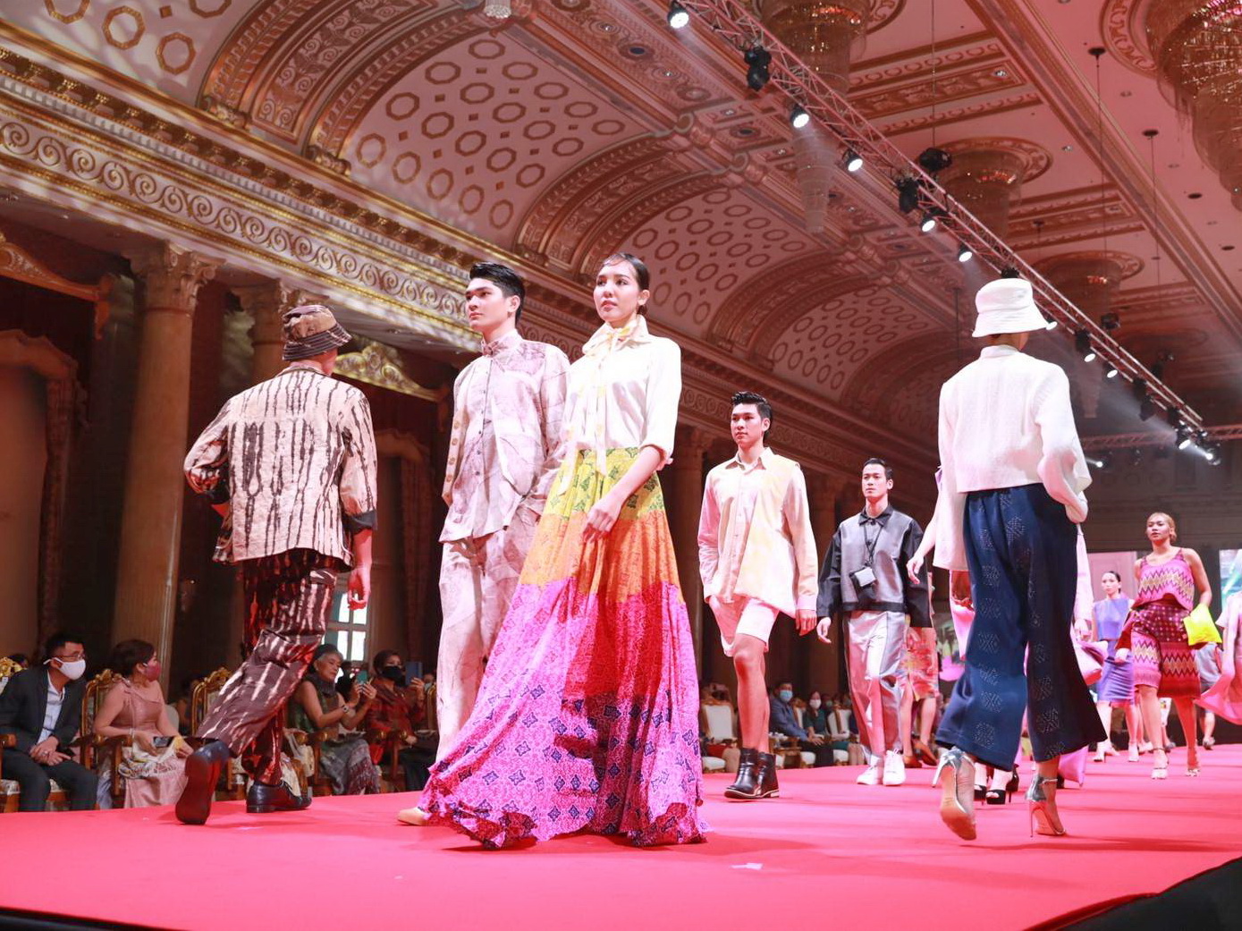 @ปทุมธานี ถิ่นบัวหลวง “พช.ปทุมธานี ร่วมพิธีเปิดงานกาล่าไนท์ สืบสานภูมิปัญญา OTOP ผ้าไทย”