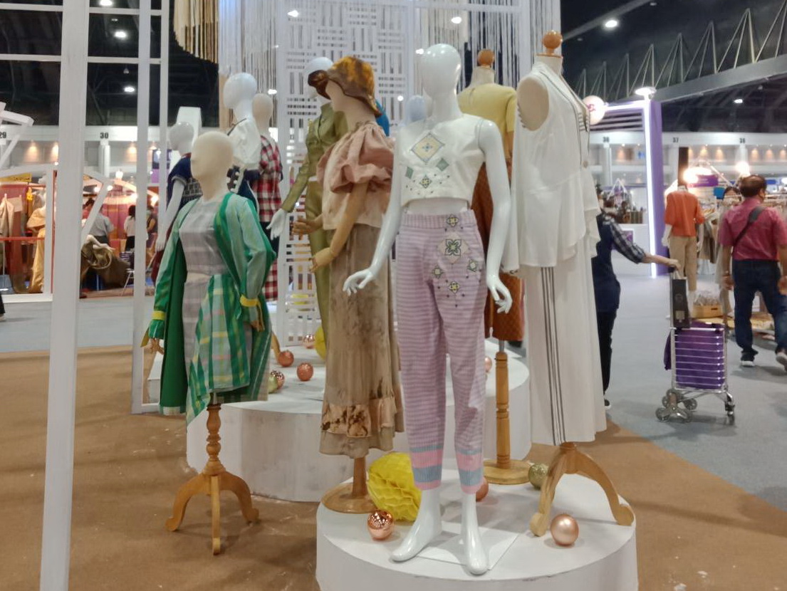 @ปทุมธานี ถิ่นบัวหลวง “พช.ปทุมธานี ร่วมพิธีเปิดงานกาล่าไนท์ สืบสานภูมิปัญญา OTOP ผ้าไทย”