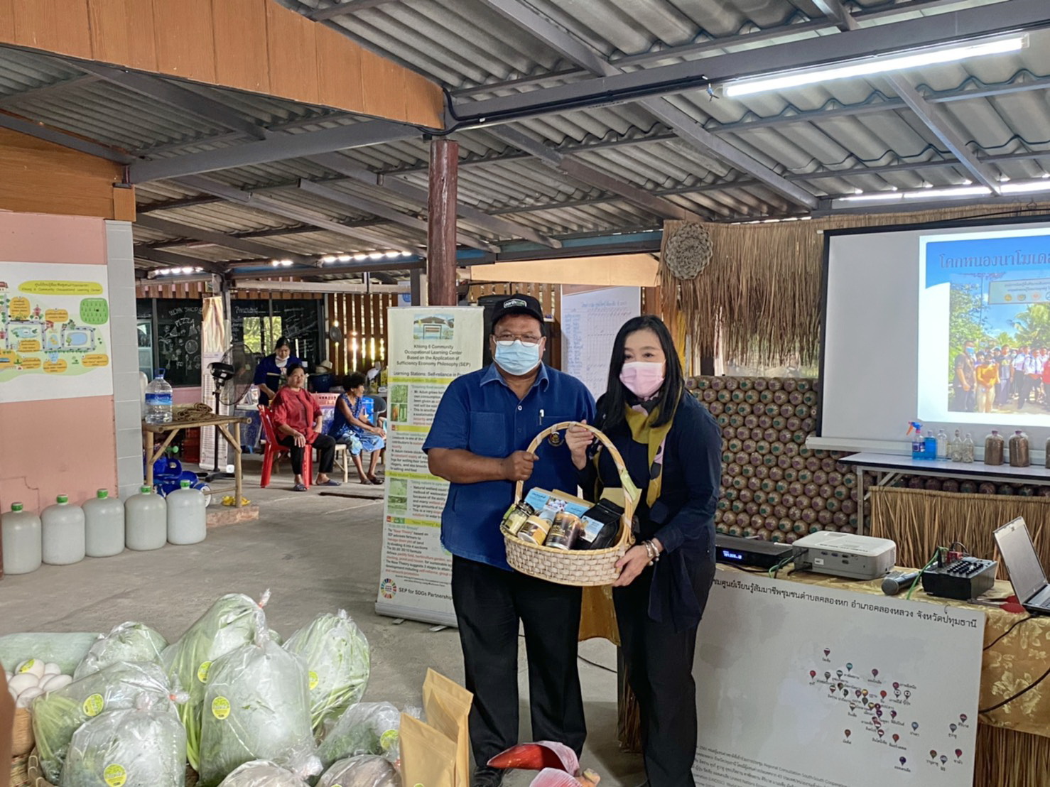 @ปทุมธานี ถิ่นบัวหลวง “นายนิวัติ น้อยผาง รองอธิบดีกรมการพัฒนาชุมชน  ลงพื้นที่เยี่ยมชม ศูนย์การเรียนรู้พื้นที่ชุมชนต้นแบบฯ ระดับตำบล (CLM) จังหวัดปทุมธานี”