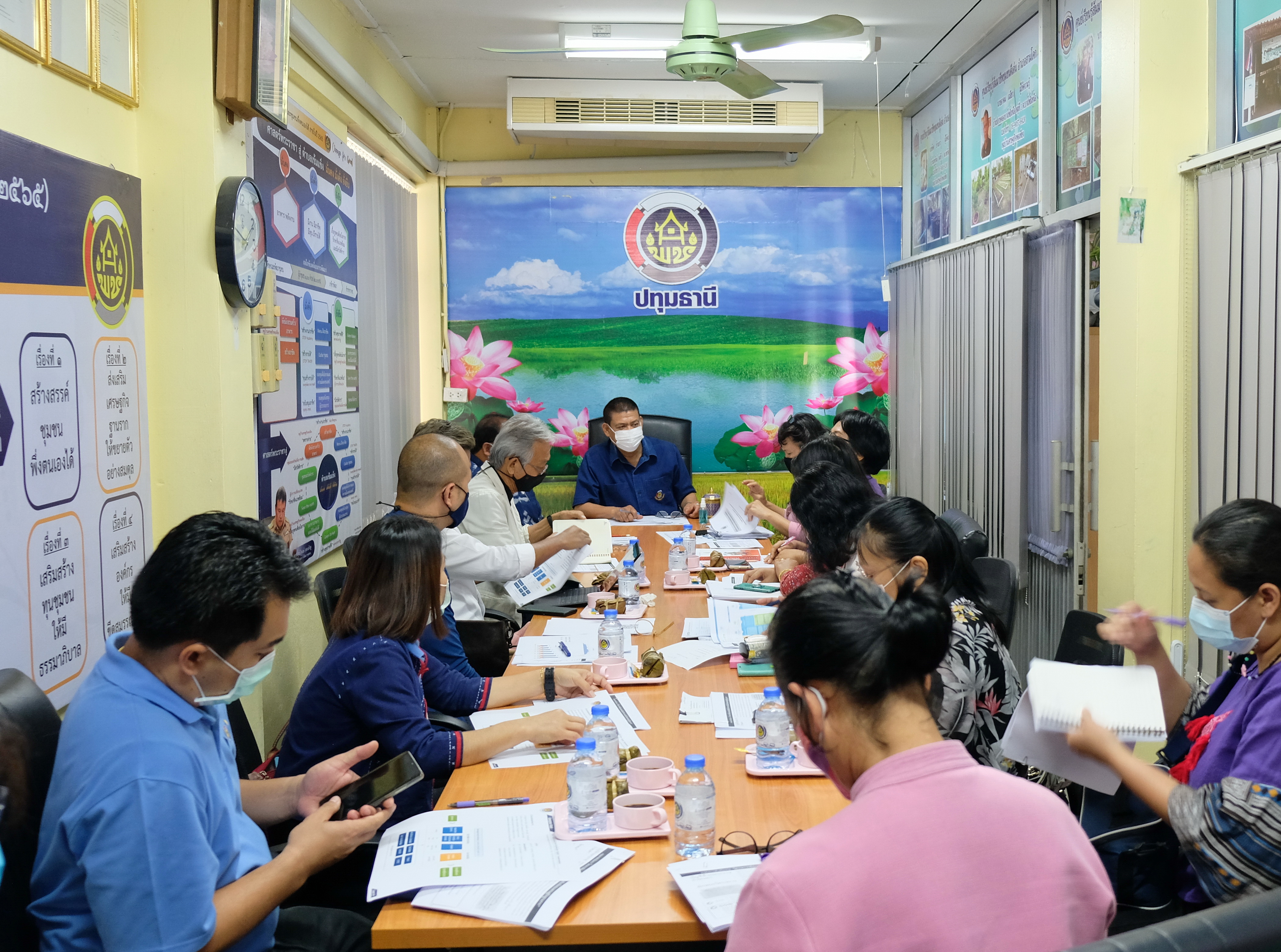 @ปทุมธานี ถิ่นบัวหลวง “พช.ปทุมธานี ประชุมโครงการพัฒนาและเสริมสร้างความเข้มแข็งของเศรษฐกิจฐานราก”