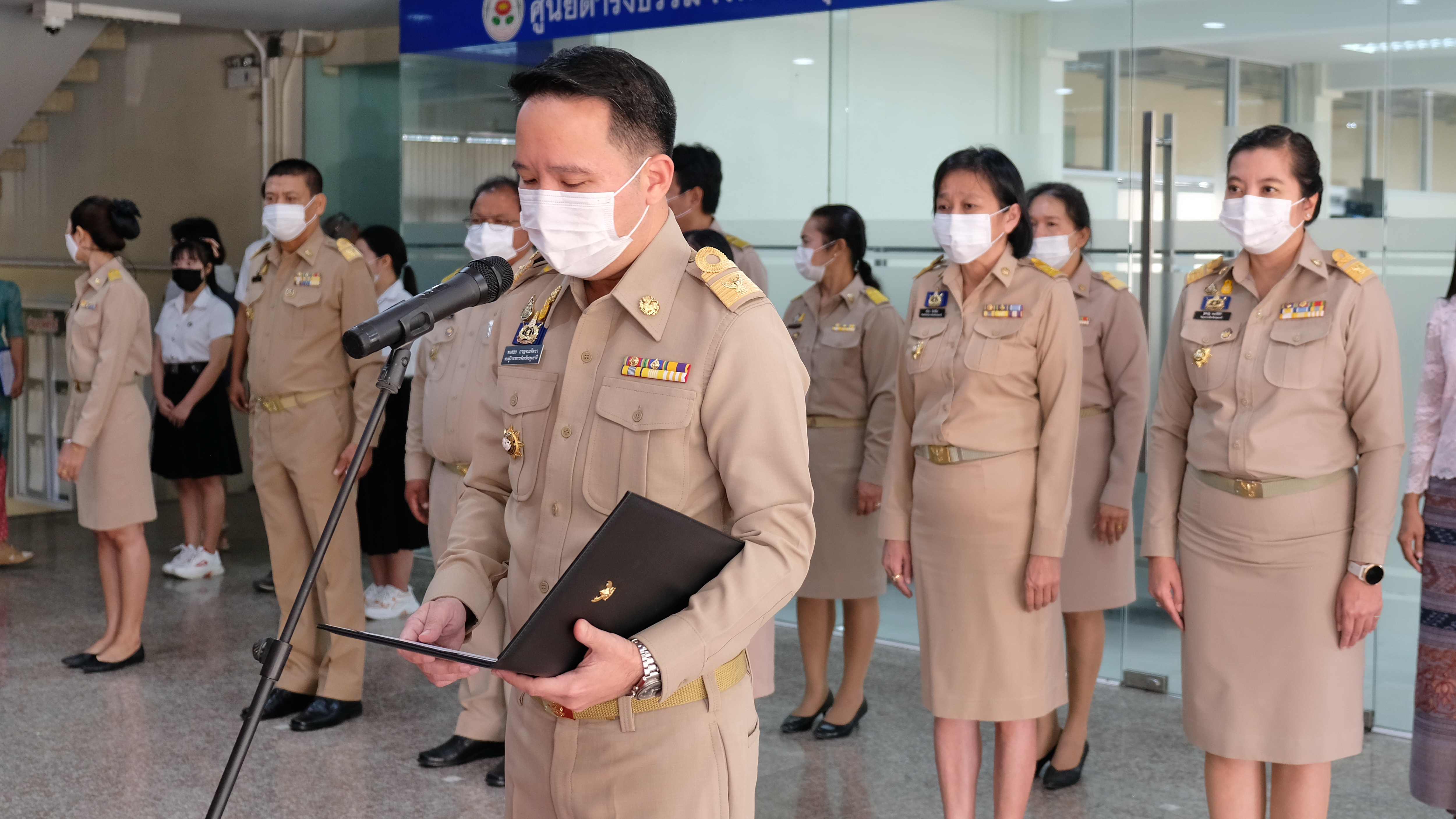 @ปทุมธานี ถิ่นบัวหลวง “พช.ปทุมธานี ประกอบพิธีมอบลายผ้า ชื่อลาย “ผ้ามัดหมี่ลายขอเจ้าฟ้าสิริวัณณวรีฯ”