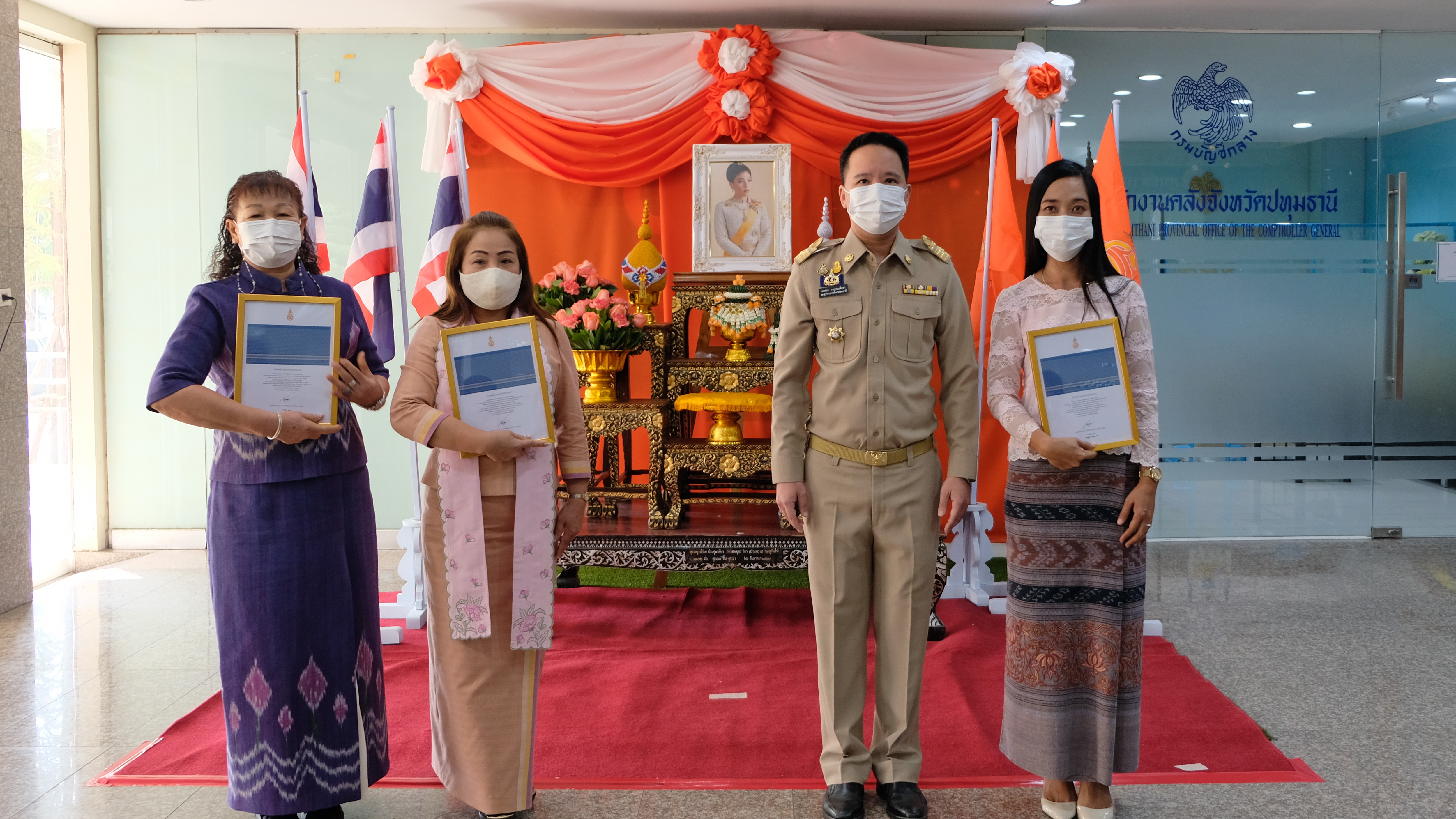 @ปทุมธานี ถิ่นบัวหลวง “พช.ปทุมธานี ประกอบพิธีมอบลายผ้า ชื่อลาย “ผ้ามัดหมี่ลายขอเจ้าฟ้าสิริวัณณวรีฯ”