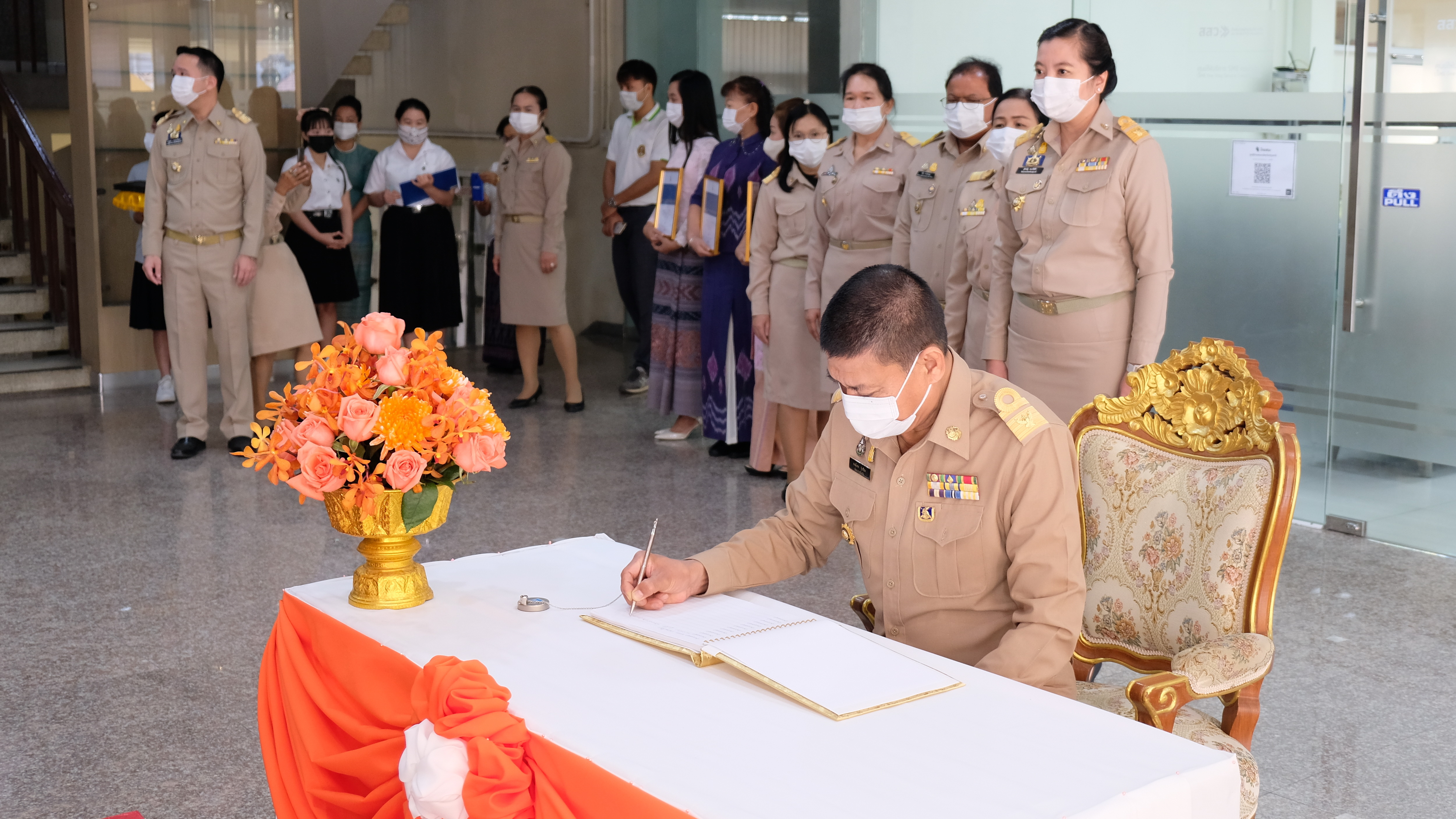 @ปทุมธานี ถิ่นบัวหลวง “พช.ปทุมธานี ประกอบพิธีมอบลายผ้า ชื่อลาย “ผ้ามัดหมี่ลายขอเจ้าฟ้าสิริวัณณวรีฯ”