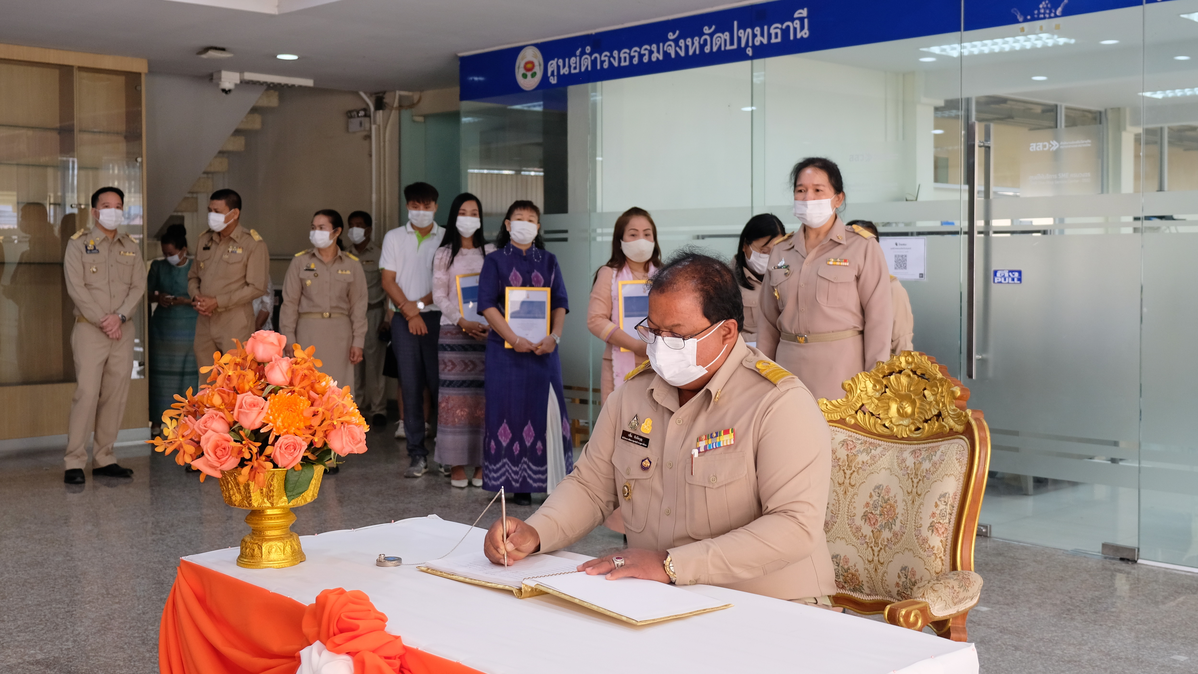 @ปทุมธานี ถิ่นบัวหลวง “พช.ปทุมธานี ประกอบพิธีมอบลายผ้า ชื่อลาย “ผ้ามัดหมี่ลายขอเจ้าฟ้าสิริวัณณวรีฯ”