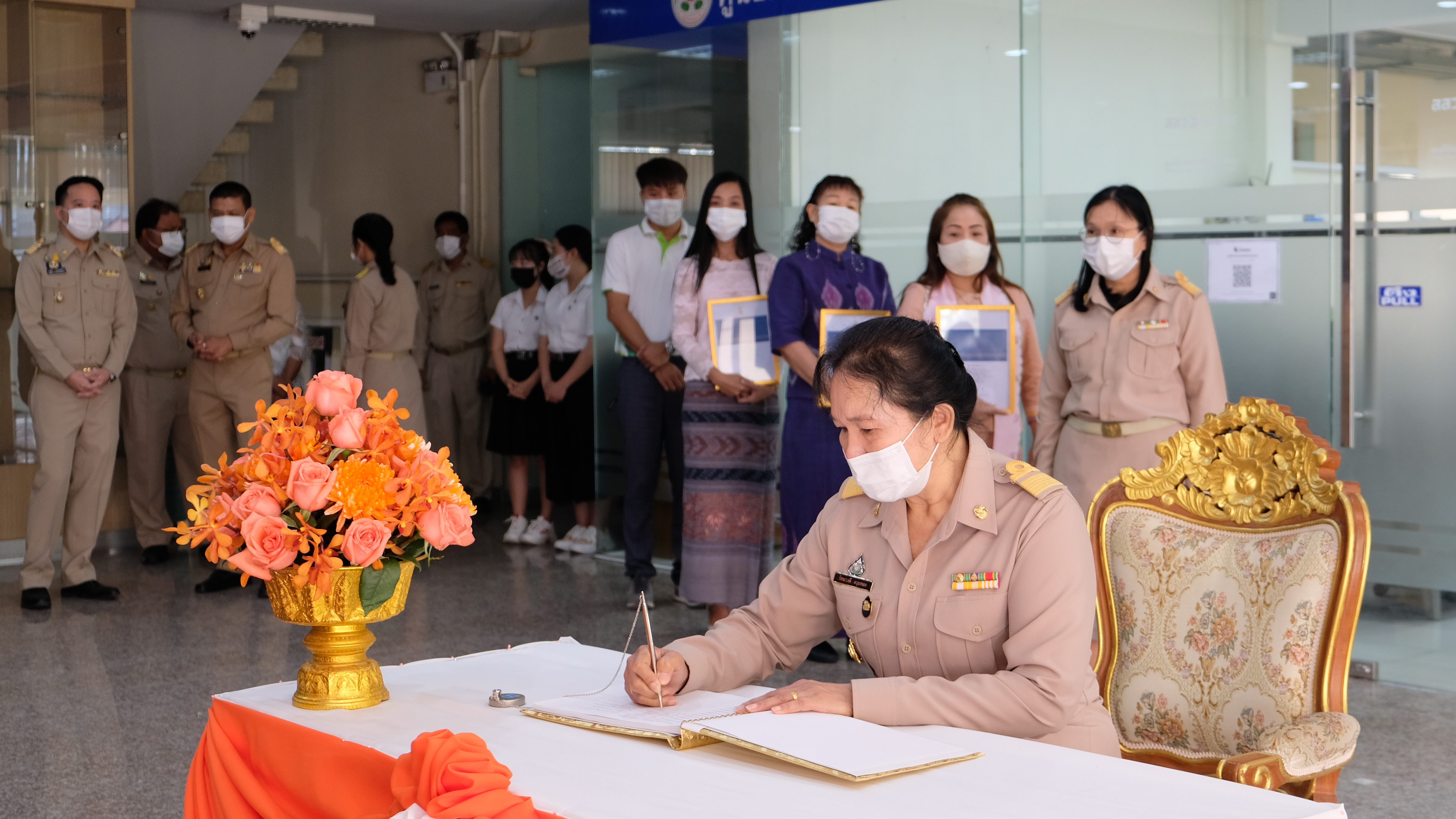 @ปทุมธานี ถิ่นบัวหลวง “พช.ปทุมธานี ประกอบพิธีมอบลายผ้า ชื่อลาย “ผ้ามัดหมี่ลายขอเจ้าฟ้าสิริวัณณวรีฯ”