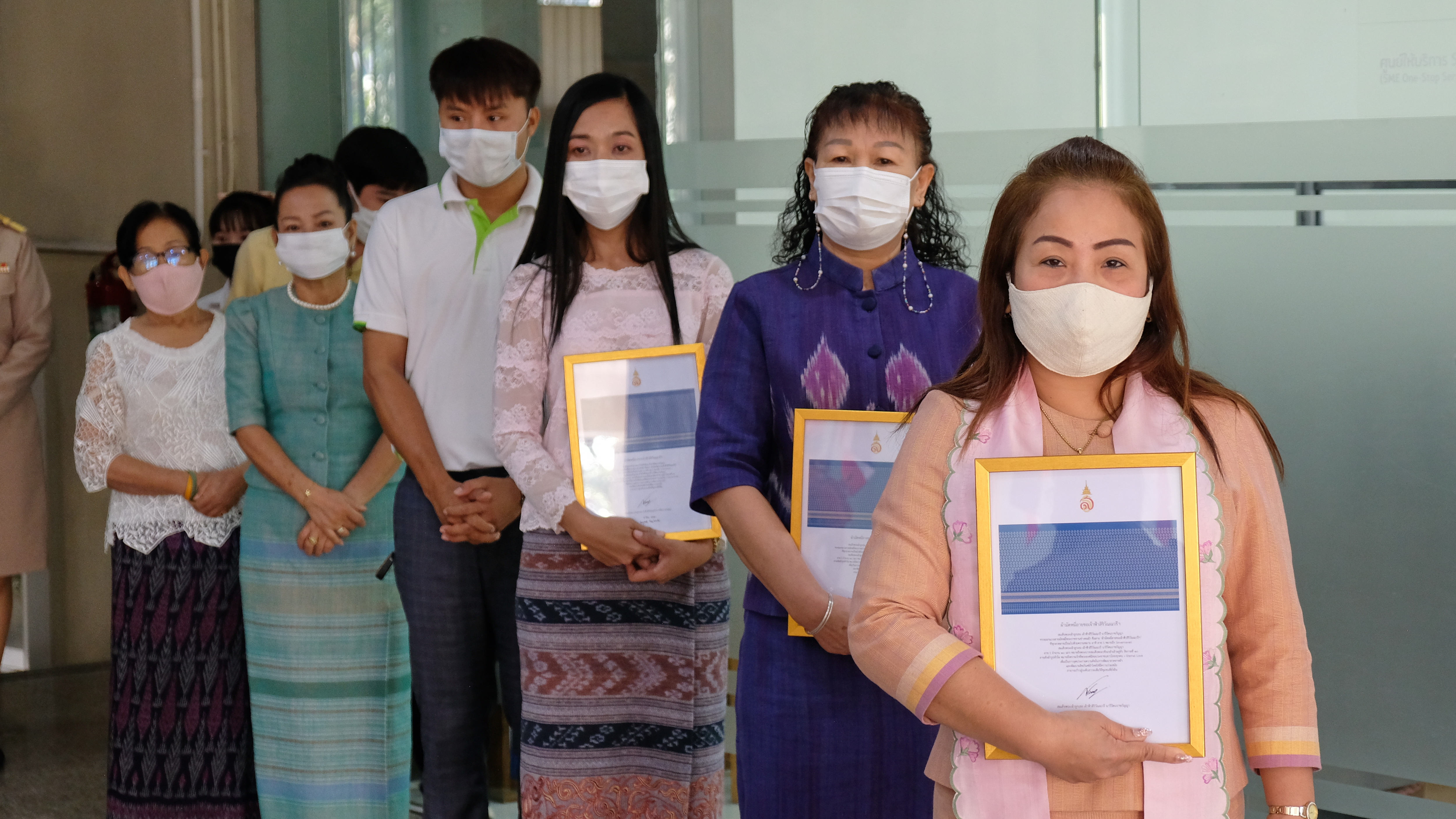 @ปทุมธานี ถิ่นบัวหลวง “พช.ปทุมธานี ประกอบพิธีมอบลายผ้า ชื่อลาย “ผ้ามัดหมี่ลายขอเจ้าฟ้าสิริวัณณวรีฯ”