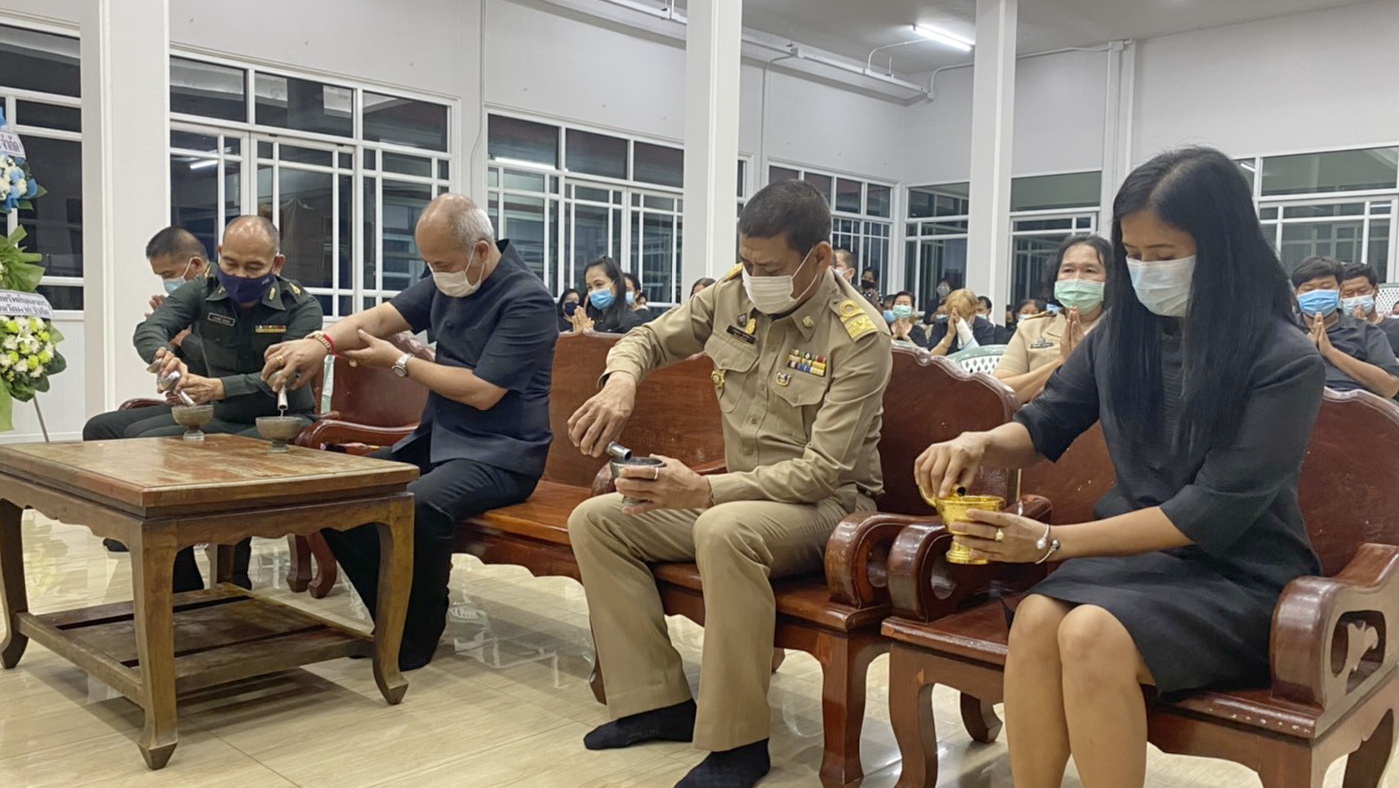 พช.ปทุมธานี “รองอธิบดีกรมการพัฒนาชุมชน นายสุรศักดิ์ อักษรกุล เป็นประธานในพิธีสวดพระอภิธรรมศพ บิดาของพัฒนากร สพอ.คลองหลวง”