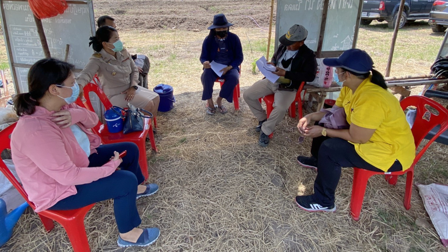 พช.ปทุมธานี “ติดตามโครงการพัฒนาพื้นที่ต้นแบบการพัฒนาคุณภาพชีวิตตามหลักทฤษฎีใหม่ ประยุกต์สู่ โคก หนอง นา โมเดล”