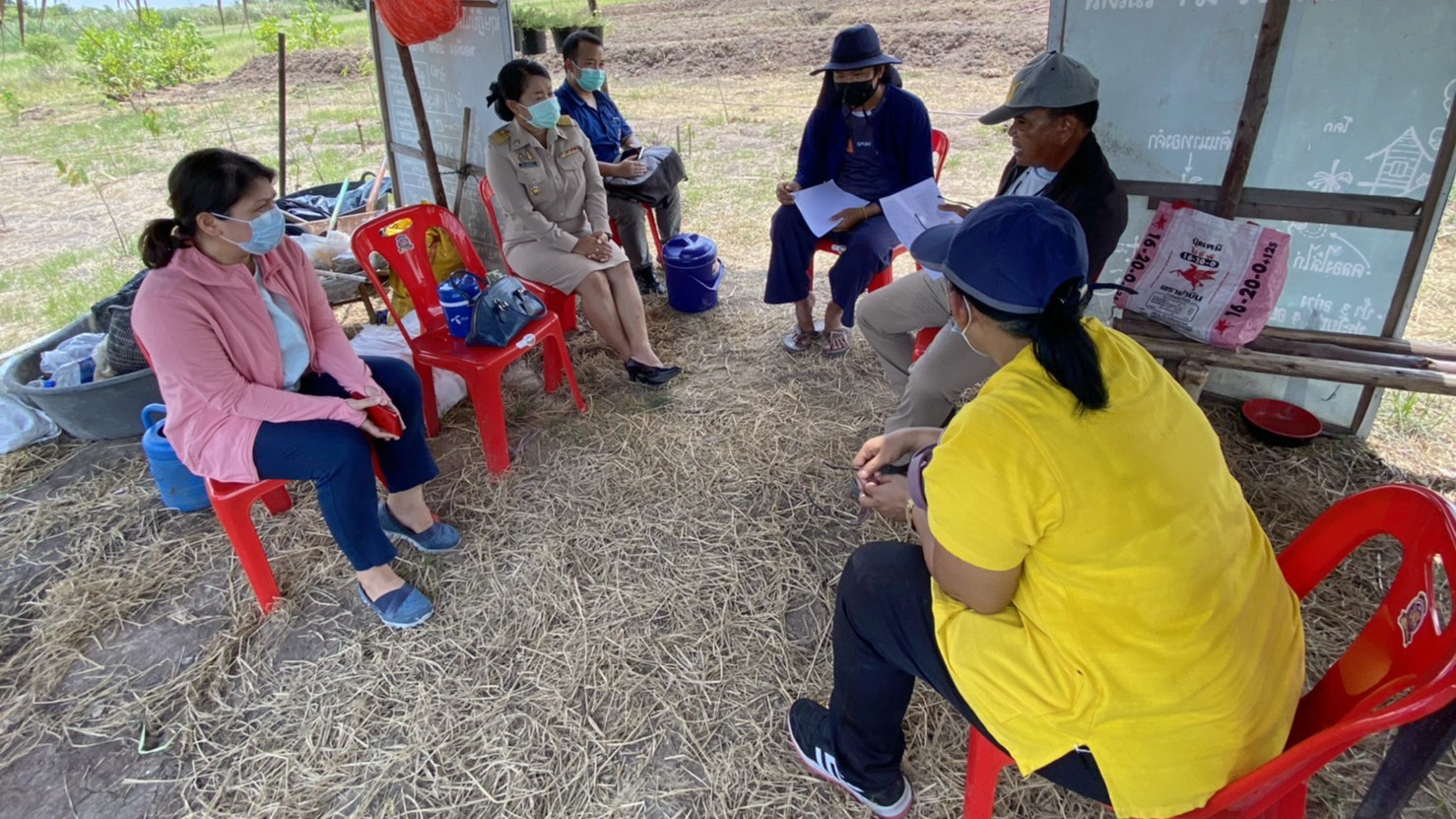 พช.ปทุมธานี “ติดตามโครงการพัฒนาพื้นที่ต้นแบบการพัฒนาคุณภาพชีวิตตามหลักทฤษฎีใหม่ ประยุกต์สู่ โคก หนอง นา โมเดล”