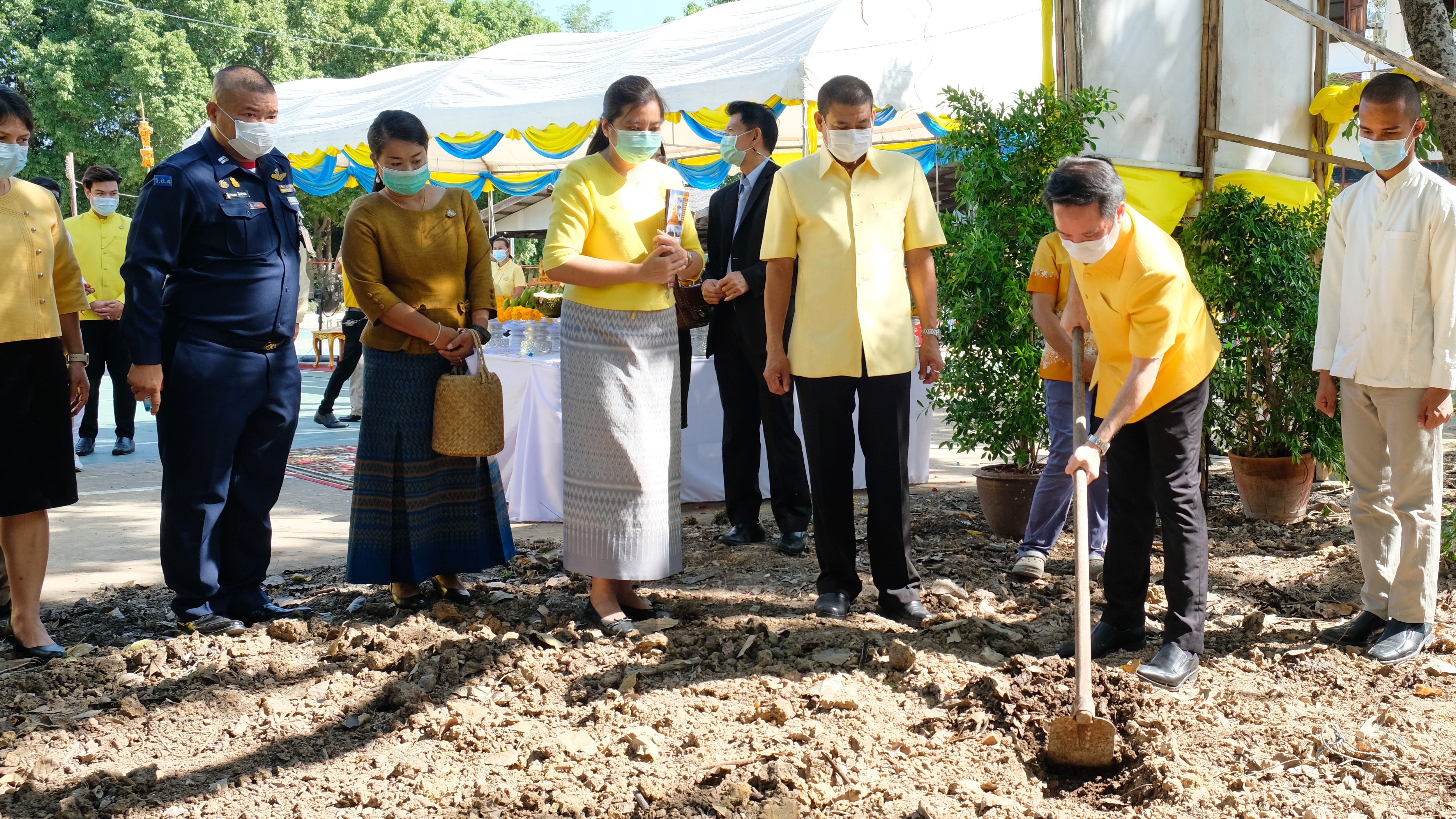 พช.ปทุมธานี “ร่วมพิธีบวงสรวงพื้นที่ดำเนินโครงการพระราชทาน โคก หนอง นา แห่งน้ำใจ และความหวัง วัดเกาะเกรียง”