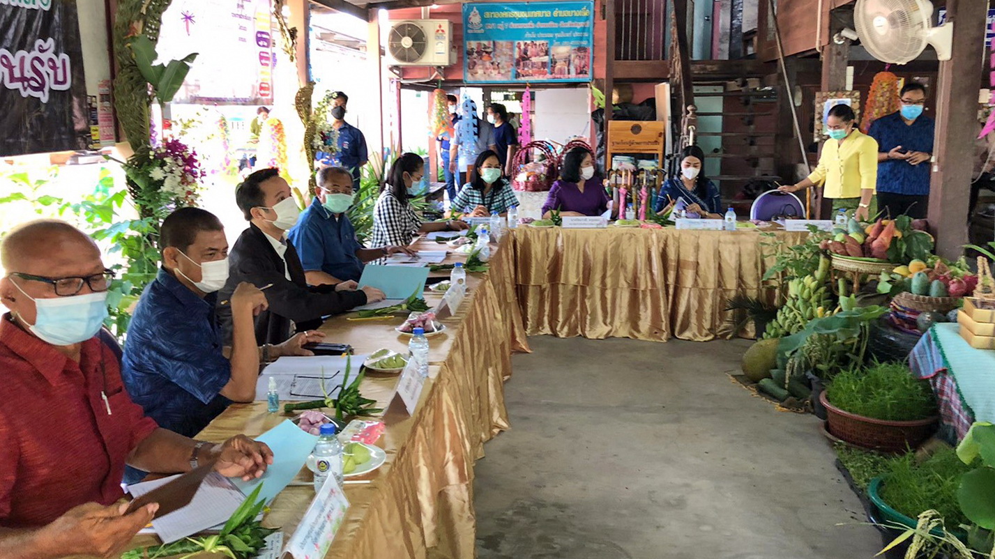 พช.ปทุมธานี “คัดเลือกหมู่บ้านเศรษกิจพอเพียง “อยู่เย็น เป็นสุข” ดีเด่น ประจำปี ๒๕๖๔”