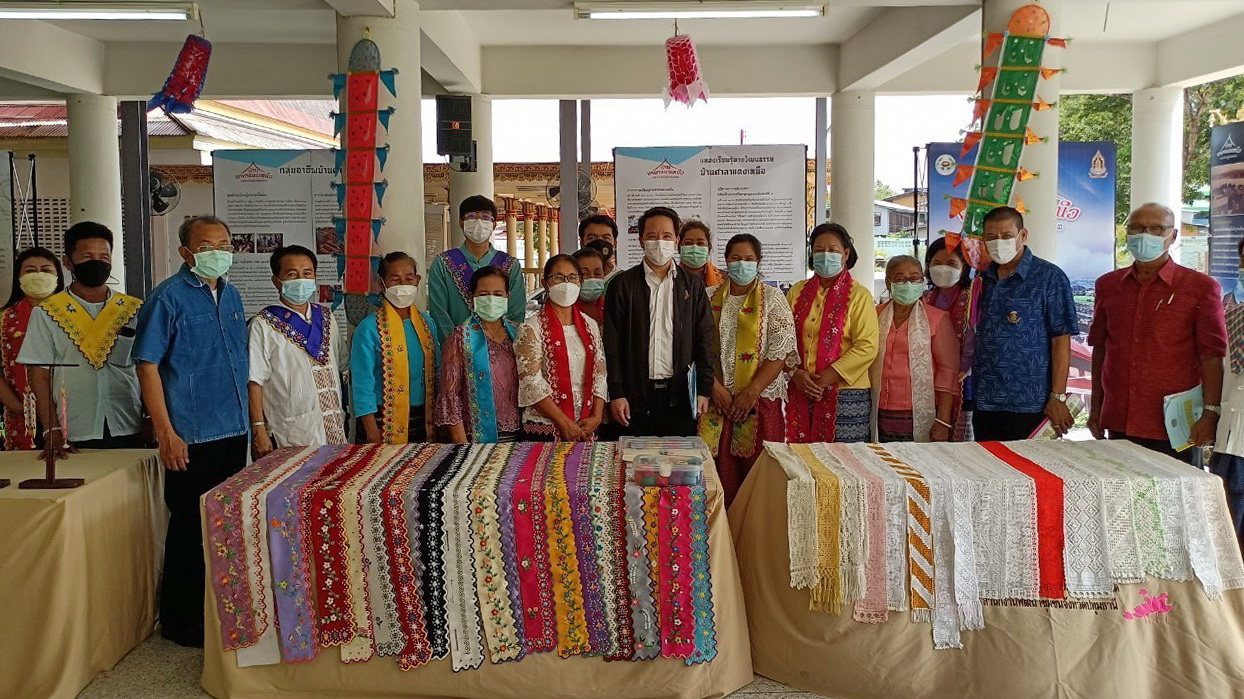 พช.ปทุมธานี “คัดเลือกหมู่บ้านเศรษกิจพอเพียง “อยู่เย็น เป็นสุข” ดีเด่น ประจำปี ๒๕๖๔”