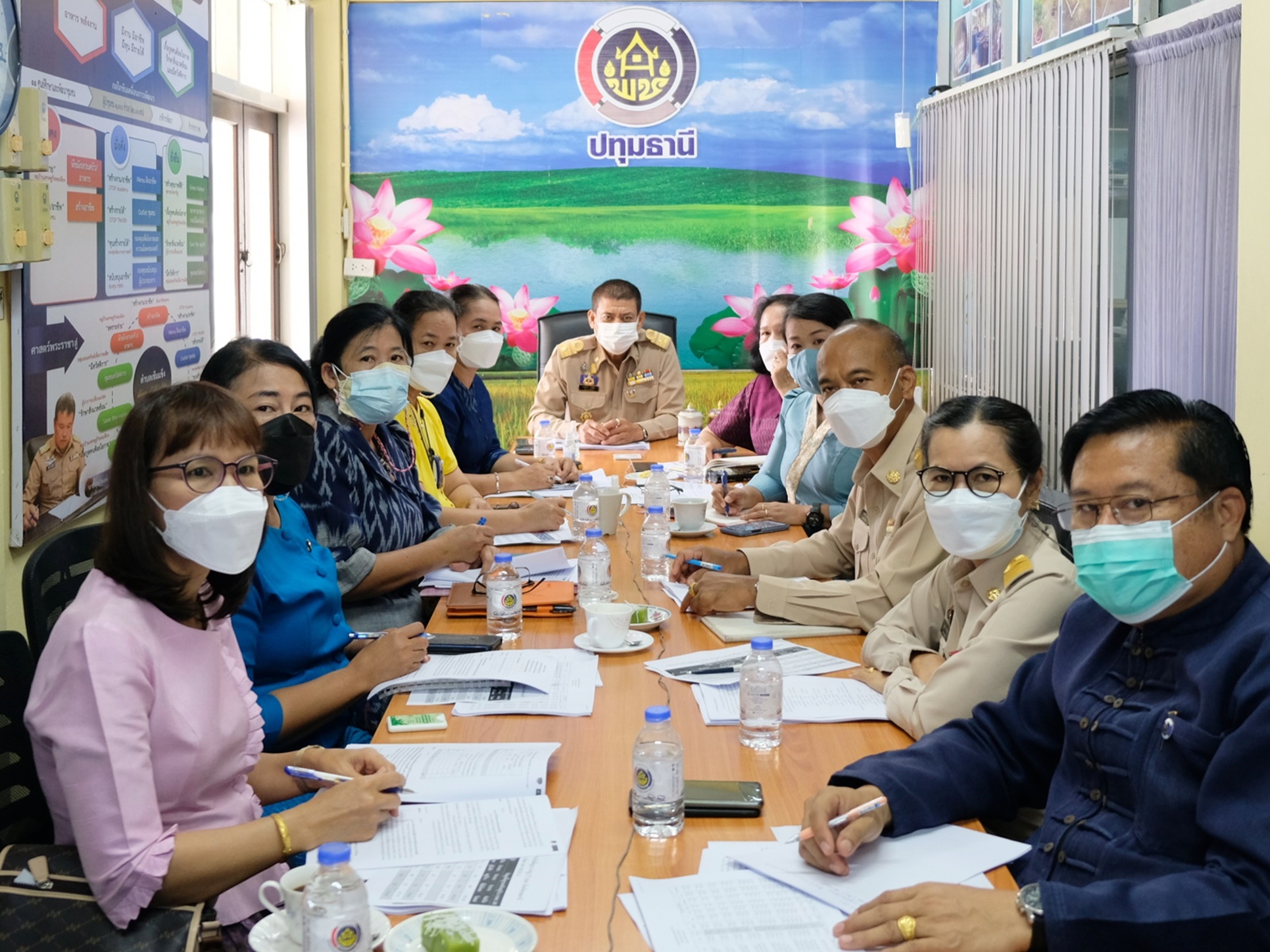 พช.ปทุมธานี “ร่วมประชุมรับมอบนโยบายการขับเคลื่อนงานพัฒนาชุมชน ประจำปี ๒๕๖๕ ผ่านระบบวีดิทัศน์ทางไกล (Video Conference) พร้อมประชุมผู้อำนวยการกลุ่มงาน/พัฒนาการอำเภอ ประจำเดือน ตุลาคม ๒๕๖๔”
