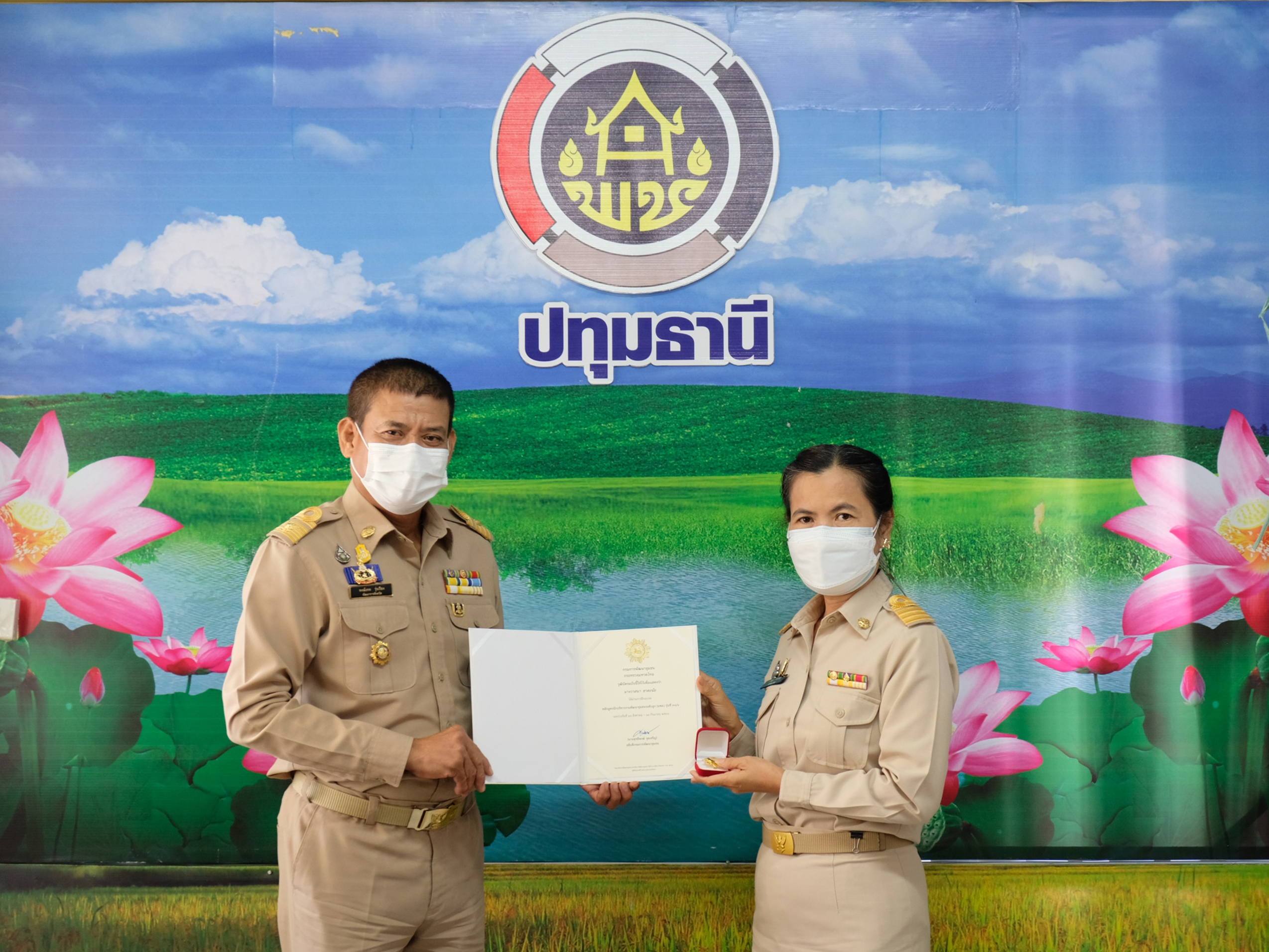 พช.ปทุมธานี “ร่วมประชุมรับมอบนโยบายการขับเคลื่อนงานพัฒนาชุมชน ประจำปี ๒๕๖๕ ผ่านระบบวีดิทัศน์ทางไกล (Video Conference) พร้อมประชุมผู้อำนวยการกลุ่มงาน/พัฒนาการอำเภอ ประจำเดือน ตุลาคม ๒๕๖๔”