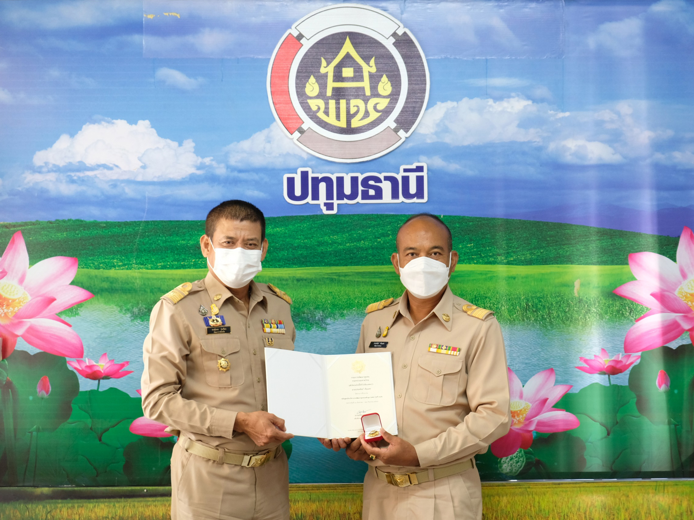 พช.ปทุมธานี “ร่วมประชุมรับมอบนโยบายการขับเคลื่อนงานพัฒนาชุมชน ประจำปี ๒๕๖๕ ผ่านระบบวีดิทัศน์ทางไกล (Video Conference) พร้อมประชุมผู้อำนวยการกลุ่มงาน/พัฒนาการอำเภอ ประจำเดือน ตุลาคม ๒๕๖๔”