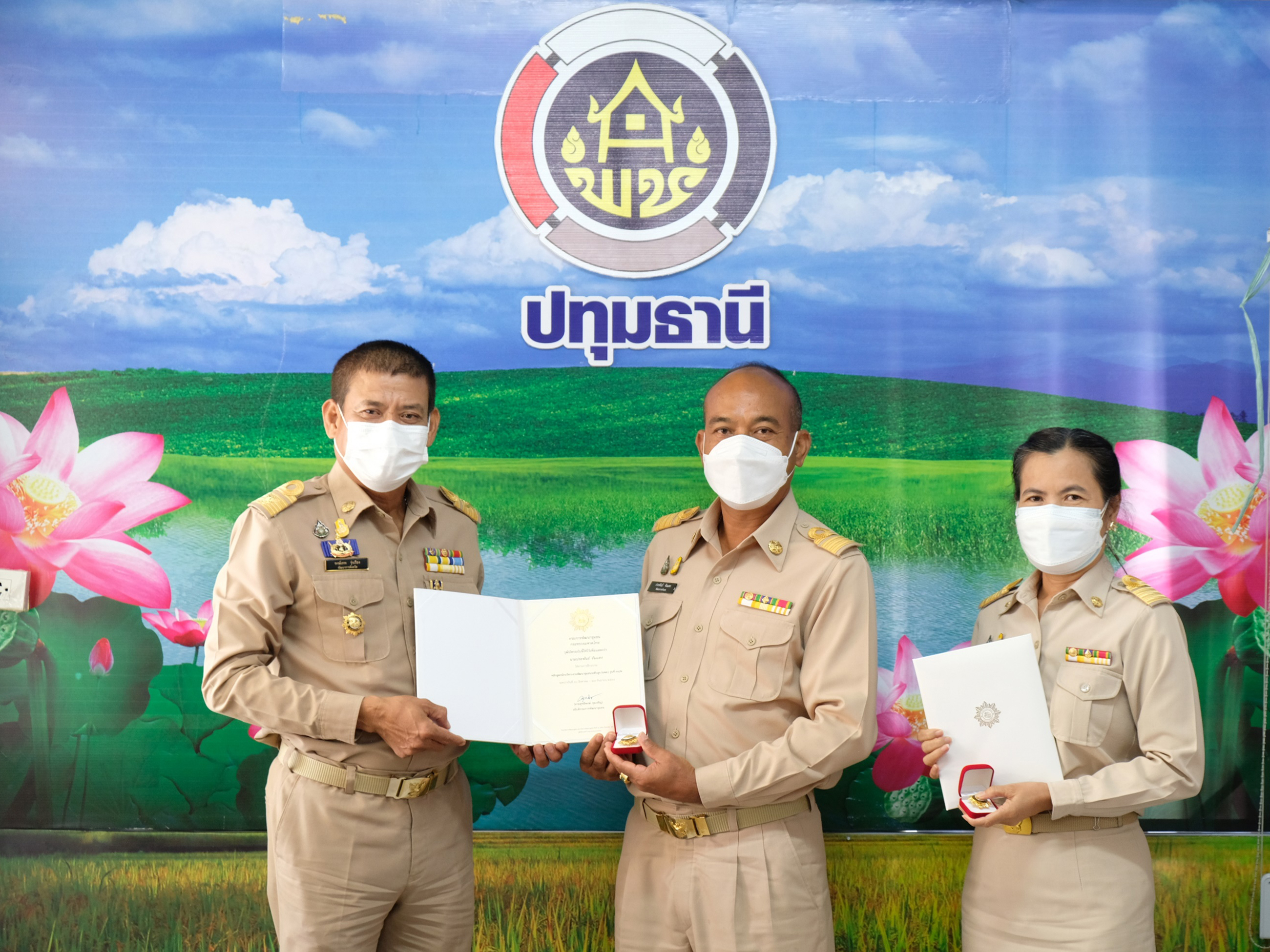 พช.ปทุมธานี “ร่วมประชุมรับมอบนโยบายการขับเคลื่อนงานพัฒนาชุมชน ประจำปี ๒๕๖๕ ผ่านระบบวีดิทัศน์ทางไกล (Video Conference) พร้อมประชุมผู้อำนวยการกลุ่มงาน/พัฒนาการอำเภอ ประจำเดือน ตุลาคม ๒๕๖๔”