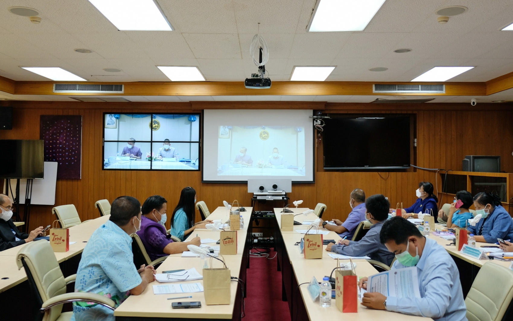 พช.ปทุมธานี “ร่วมประชุมชี้แจงการขับเคลื่อนการขจัดความยากจนและพัฒนาคนทุกช่วงวัยอย่างยั่งยืนตามหลักปรัชญาของเศรษฐกิจพอเพียง”