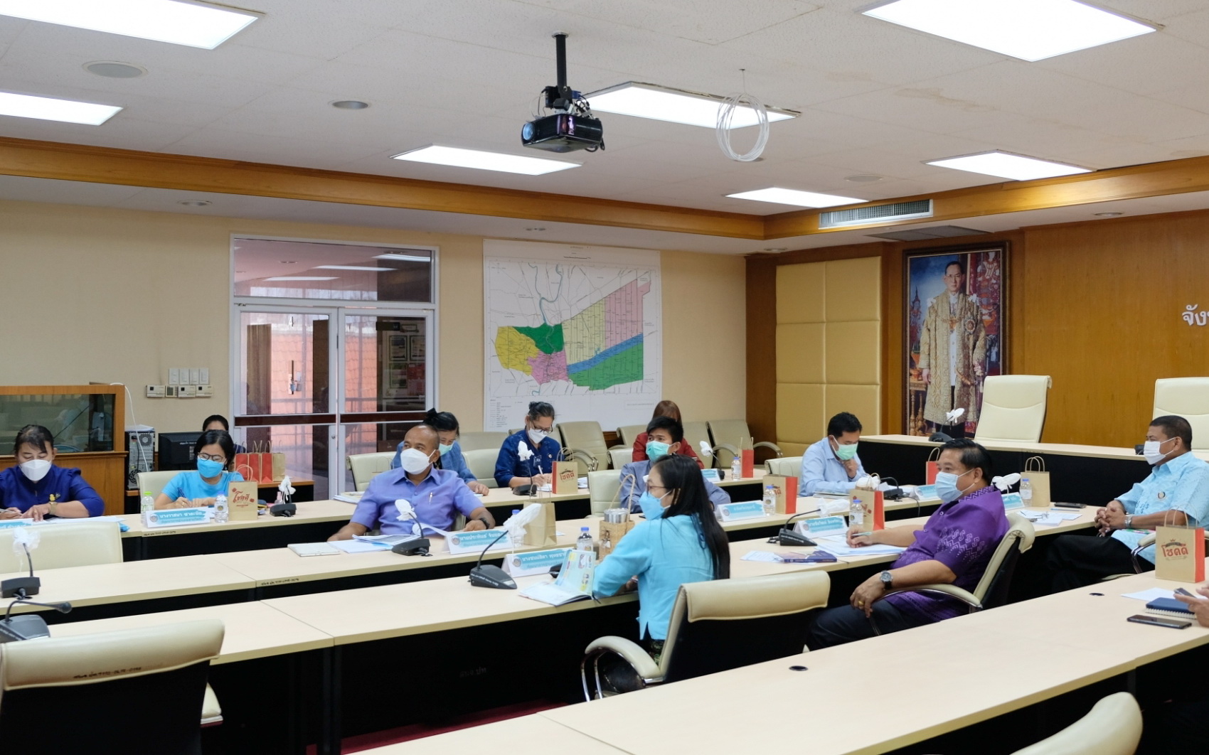 พช.ปทุมธานี “ร่วมประชุมชี้แจงการขับเคลื่อนการขจัดความยากจนและพัฒนาคนทุกช่วงวัยอย่างยั่งยืนตามหลักปรัชญาของเศรษฐกิจพอเพียง”