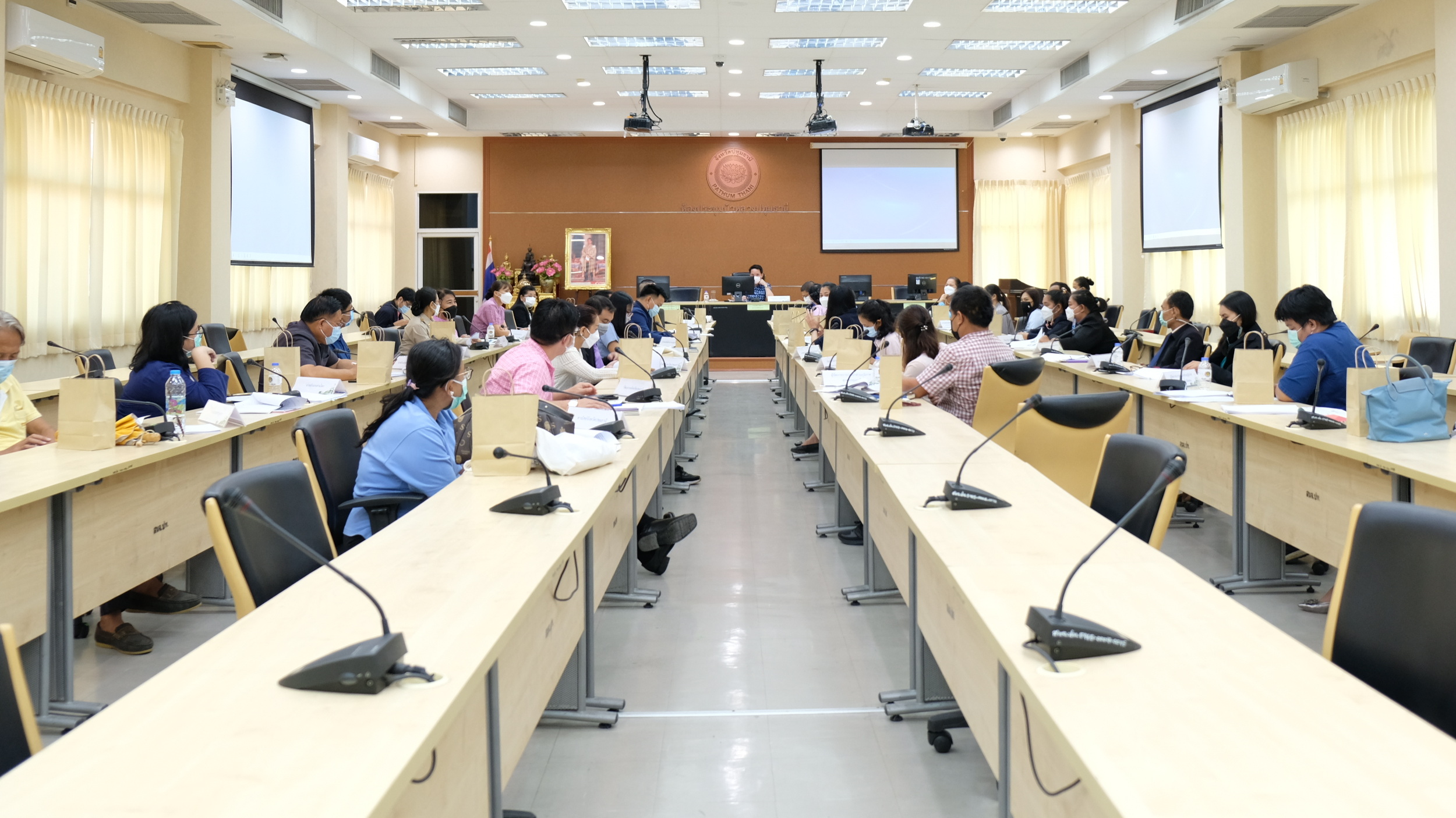 พช.ปทุมธานี “ประชุมคณะทำงานบริหารการจัดเก็บข้อมูลความจำเป็นพื้นฐาน (จปฐ.) และข้อมูลพื้นฐานระดับหมู่บ้าน (กชช.๒ค) ระดับจังหวัด ประจำปี ๒๕๖๔”