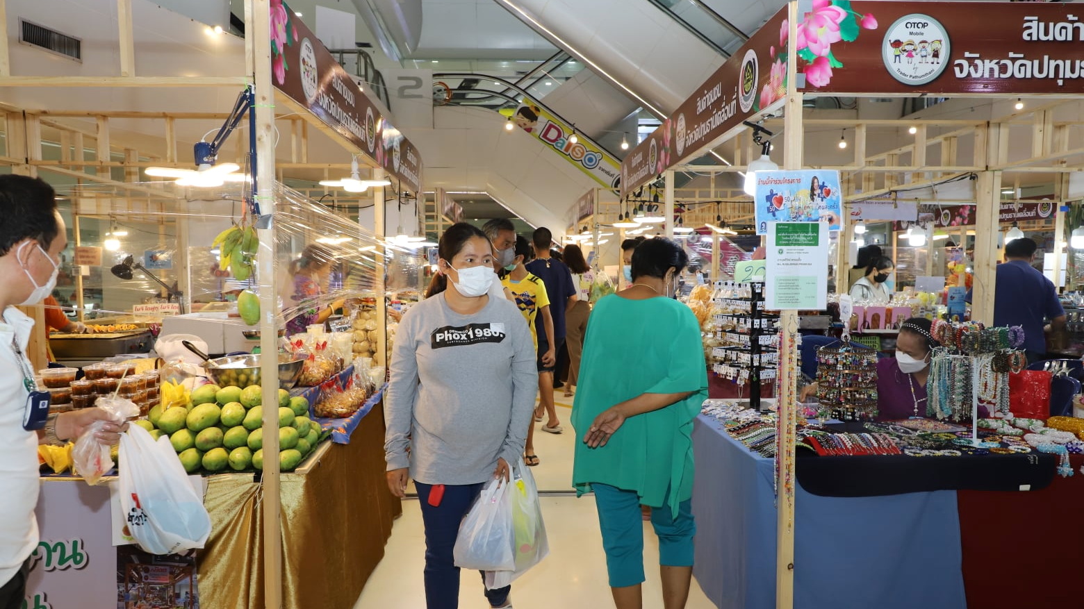 พช.ปทุมธานี “จัดงานจำหน่ายสินค้าชุมชนและสินค้า OTOP จังหวัดปทุมธานี”