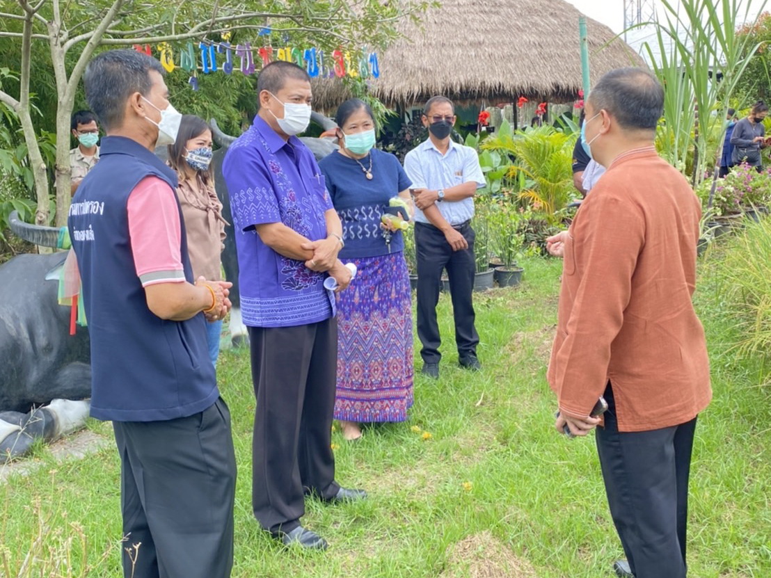 พช.ปทุมธานี “ร่วมลงพื้นติดตามการเตรียมความพร้อมการจัดกิจกรรมพิธีเกี่ยวข้าวพันธุ์ข้าวหอมปทุมธานี ๑ ตามโครงการเรียนรู้วิถีชาวนา พบความสุข ตามแนวทางศาสตร์พระราชา ปีที่ ๕”
