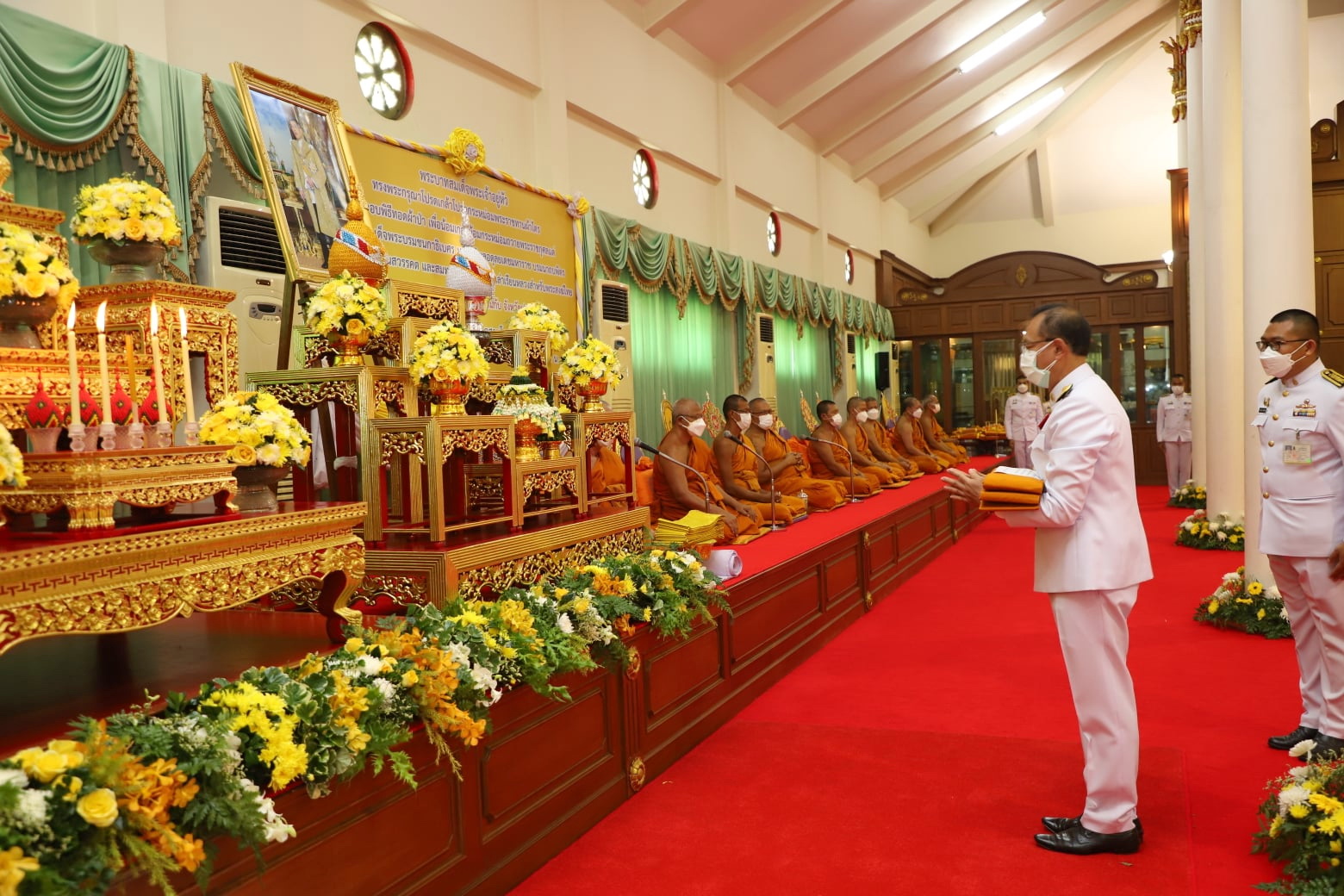 พช.ปทุมธานี “ร่วมพิธีอัญเชิญผ้าไตรพระราชทานประกอบพิธีทอดผ้าป่าสมทบทุนโครงการทุนเล่าเรียนหลวงสำหรับพระสงฆ์ไทย ประจำปี ๒๕๖๔”
