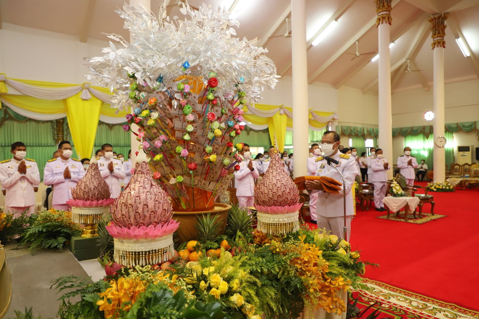 พช.ปทุมธานี “ร่วมพิธีอัญเชิญผ้าไตรพระราชทานประกอบพิธีทอดผ้าป่าสมทบทุนโครงการทุนเล่าเรียนหลวงสำหรับพระสงฆ์ไทย ประจำปี ๒๕๖๔”