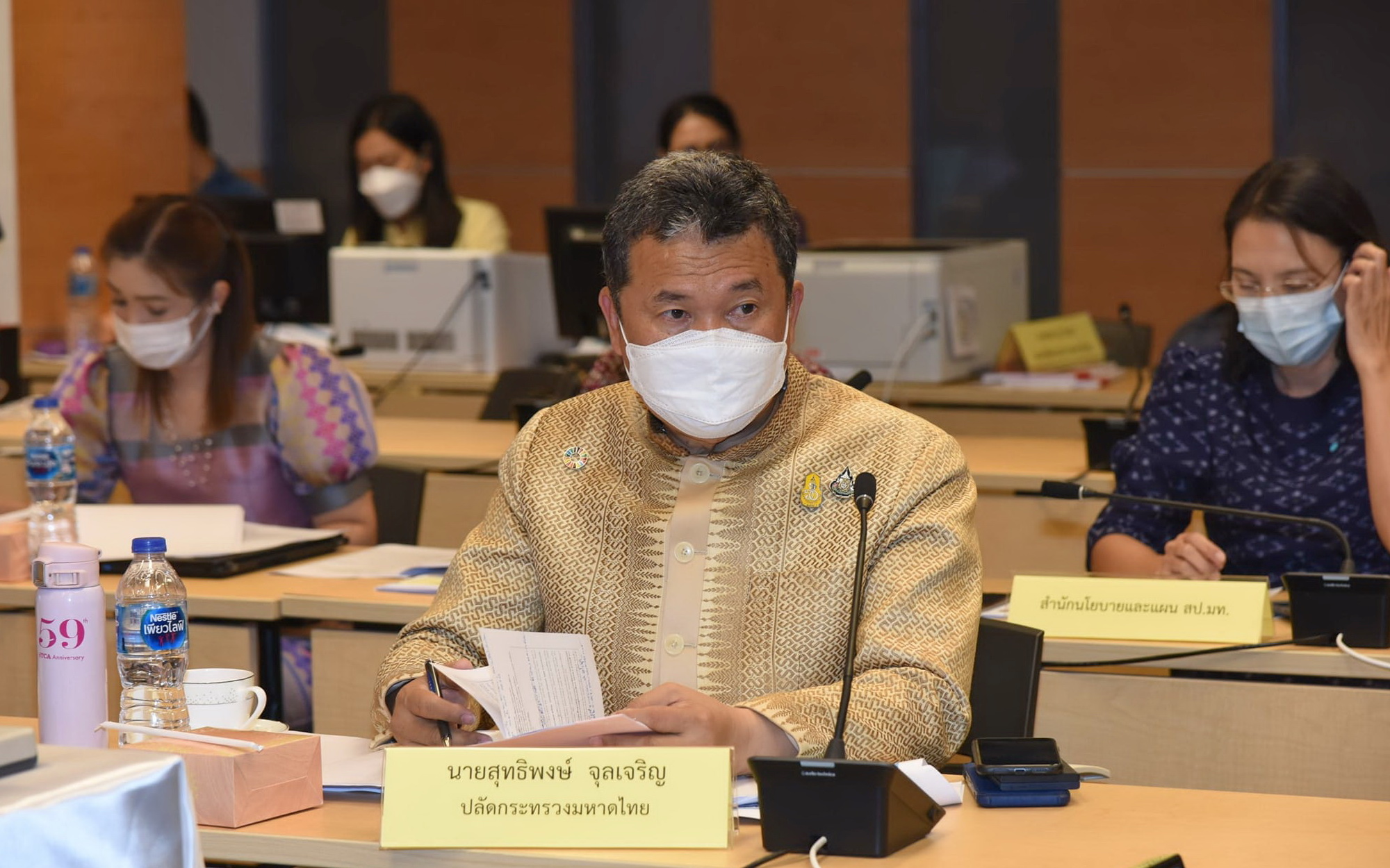 พช.ปทุมธานี “ร่วมประชุมมอบนโยบายการขับเคลื่อนการขจัดความยากจนและพัฒนาคนทุกช่วงวัยอย่างยั่งยืนตามหลักปรัชญาของเศรษฐกิจพอเพียง”