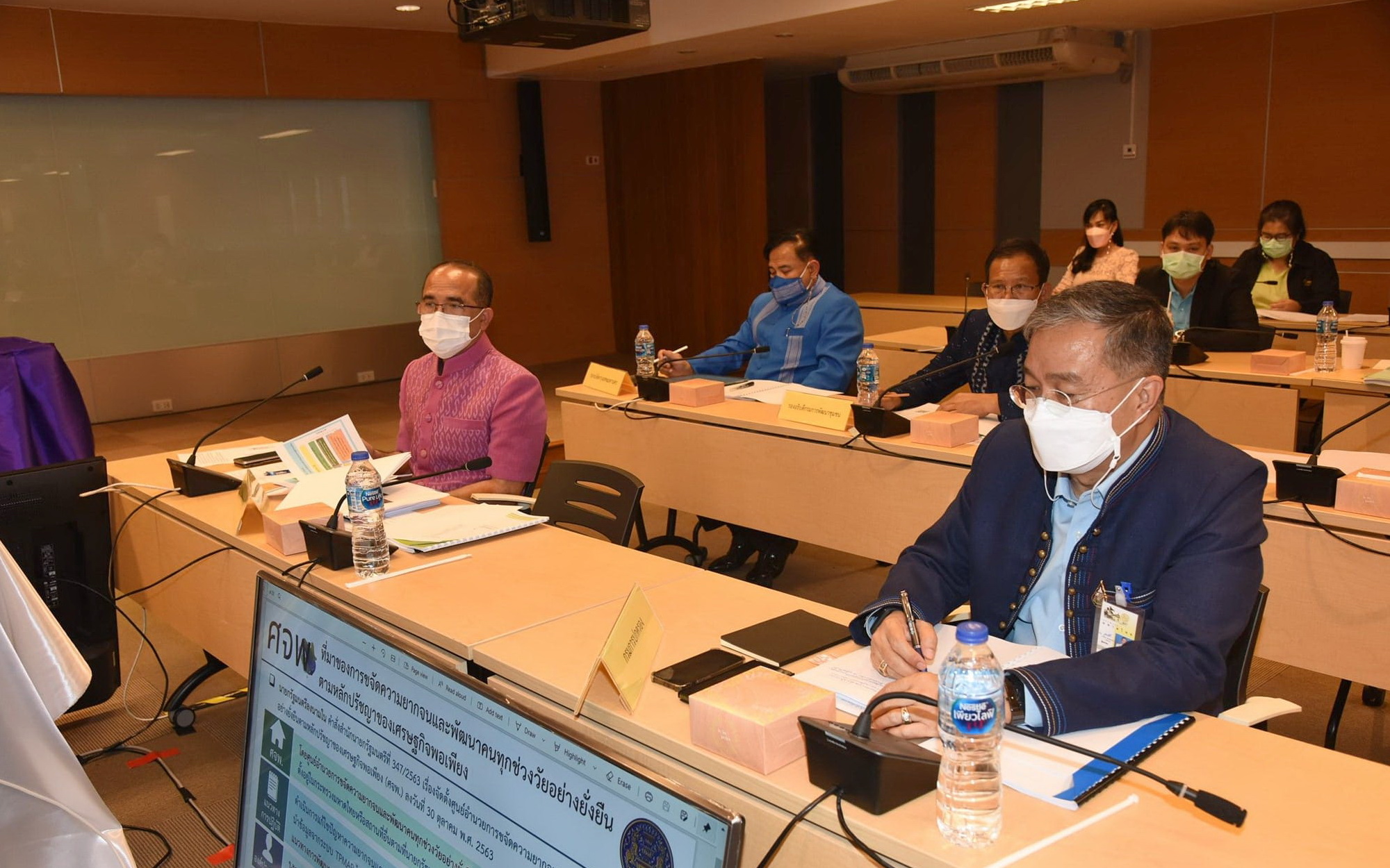 พช.ปทุมธานี “ร่วมประชุมมอบนโยบายการขับเคลื่อนการขจัดความยากจนและพัฒนาคนทุกช่วงวัยอย่างยั่งยืนตามหลักปรัชญาของเศรษฐกิจพอเพียง”