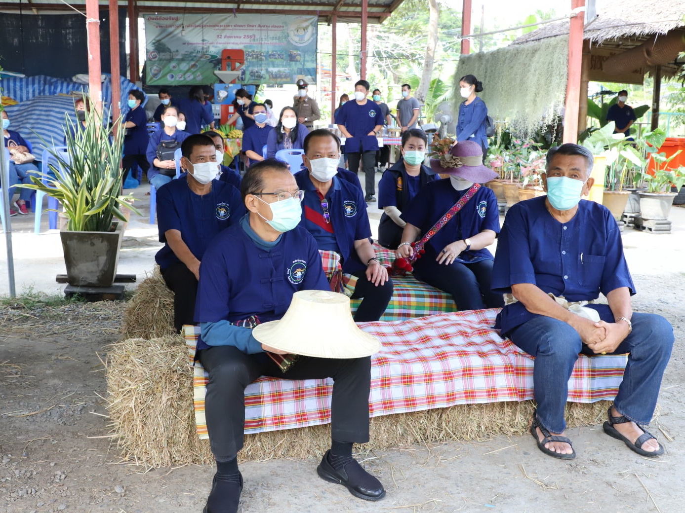 พช.ปทุมธานี “ร่วมพิธีเกี่ยวข้าวพันธุ์ข้าวหอมปทุมธานี ๑ ตามโครงการเรียนรู้วิถีชาวนา พบความสุข ตามแนวทางศาสตร์พระราชา ปีที่ ๕”