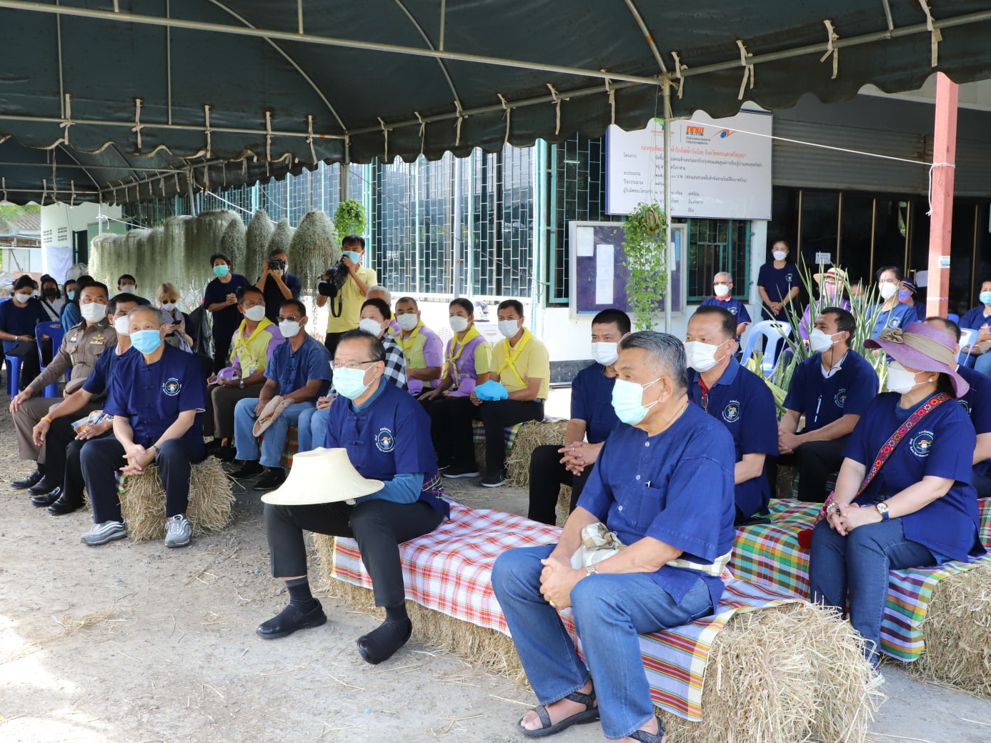 พช.ปทุมธานี “ร่วมพิธีเกี่ยวข้าวพันธุ์ข้าวหอมปทุมธานี ๑ ตามโครงการเรียนรู้วิถีชาวนา พบความสุข ตามแนวทางศาสตร์พระราชา ปีที่ ๕”